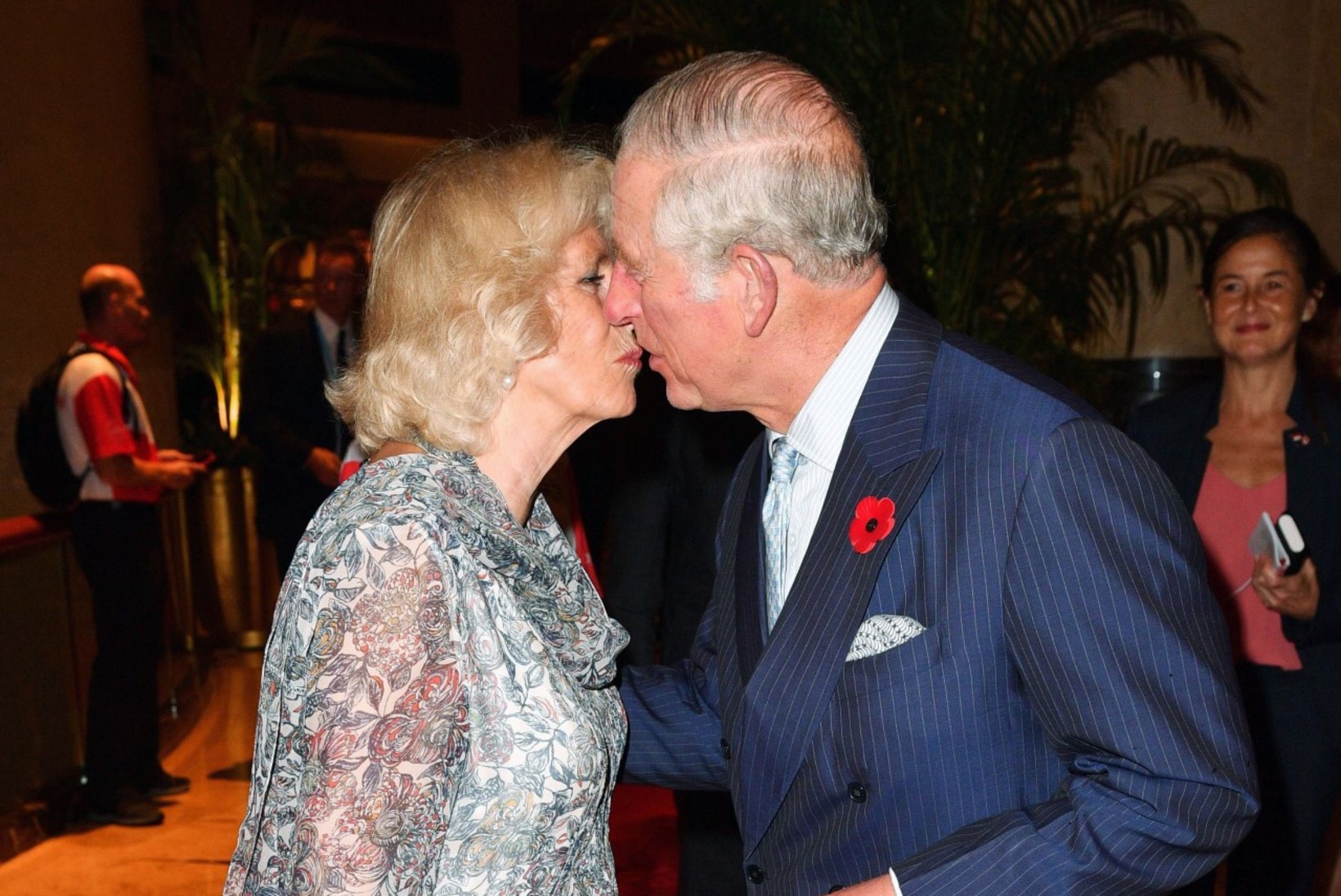 HARULDANE KLÕPS: prints Charles suudles avalikkuse ees oma naist!