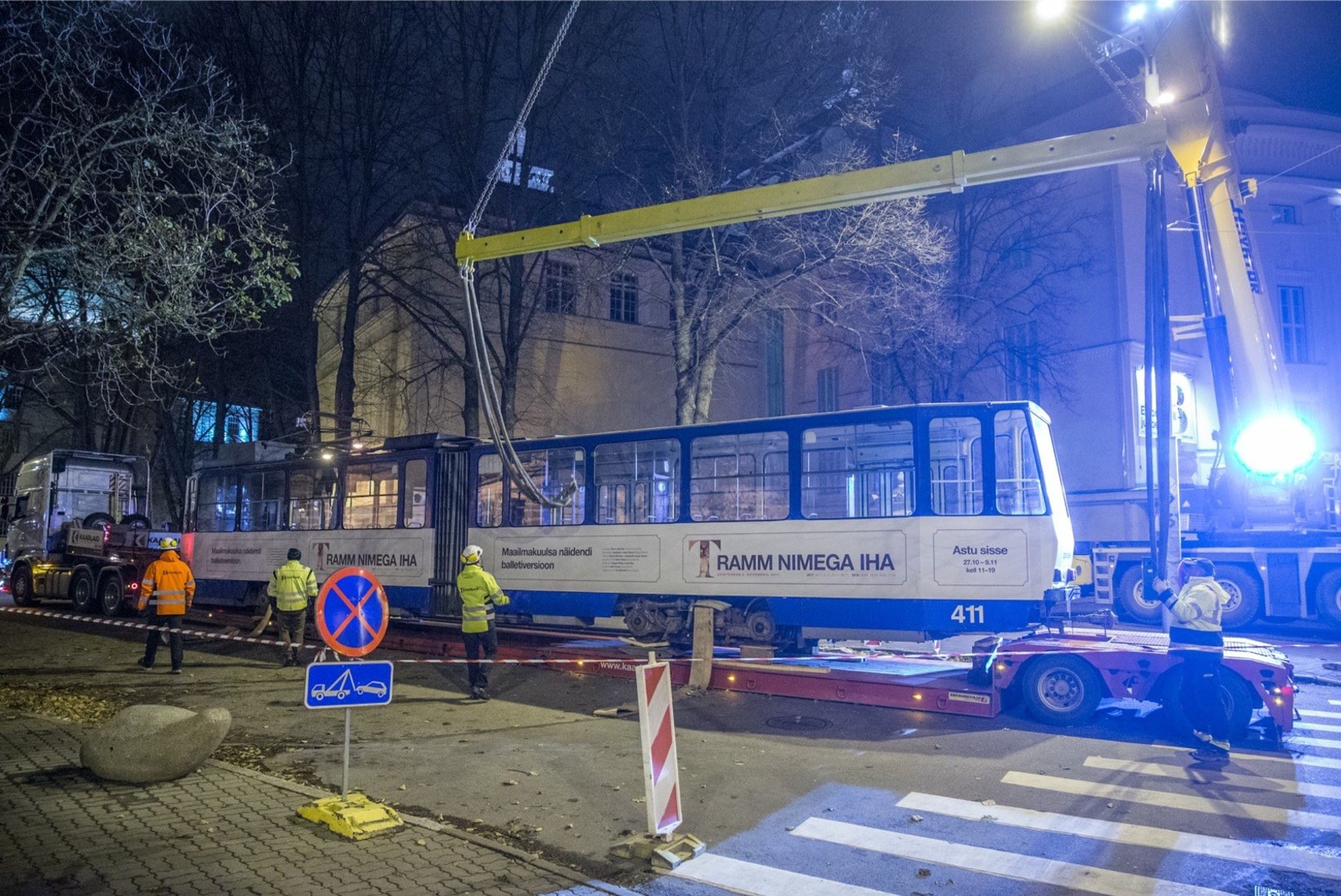GALERII | Estonia kõrvale ehitati õhtuhämaruses trammitee koos trammiga