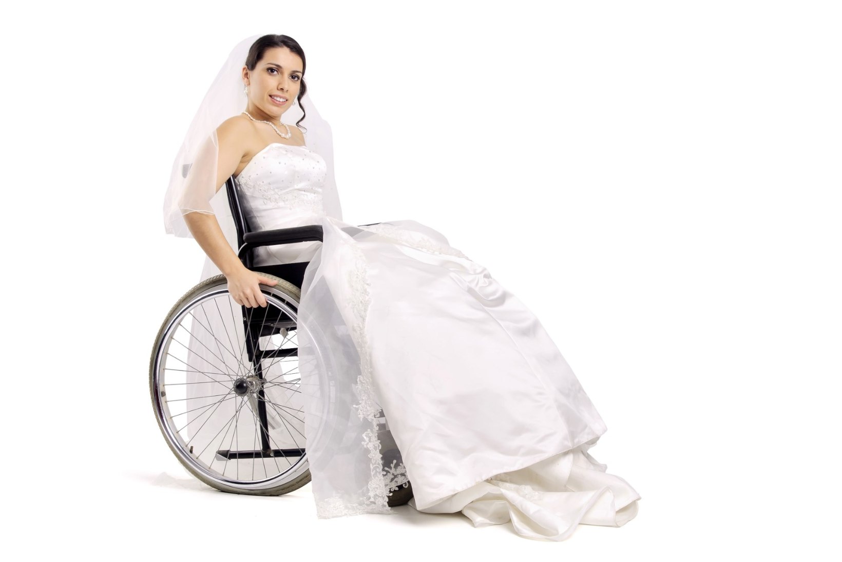 PISARAIS PULMAD: pruut tõusis ratastoolist ja kõndis altari ette