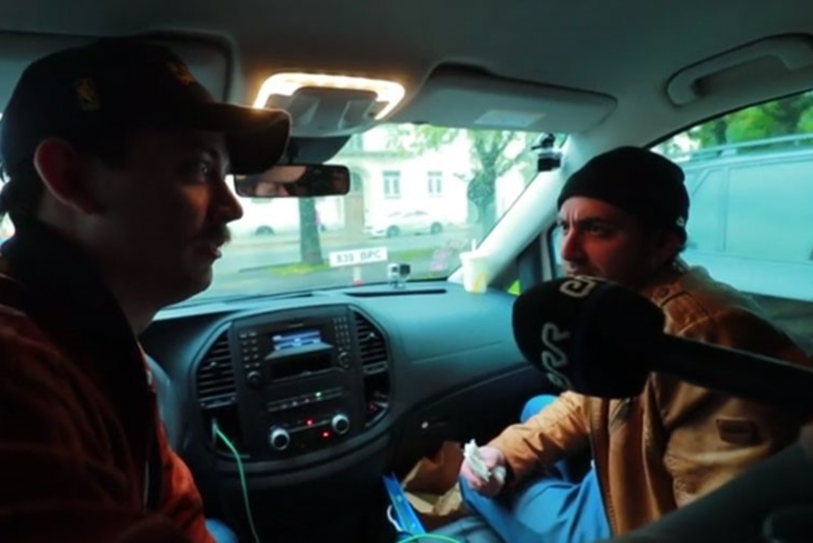 VIDEO | Naan ja Tigran vedasid Taxify vahendusel kliente: viieka eest teeme ühe nalja