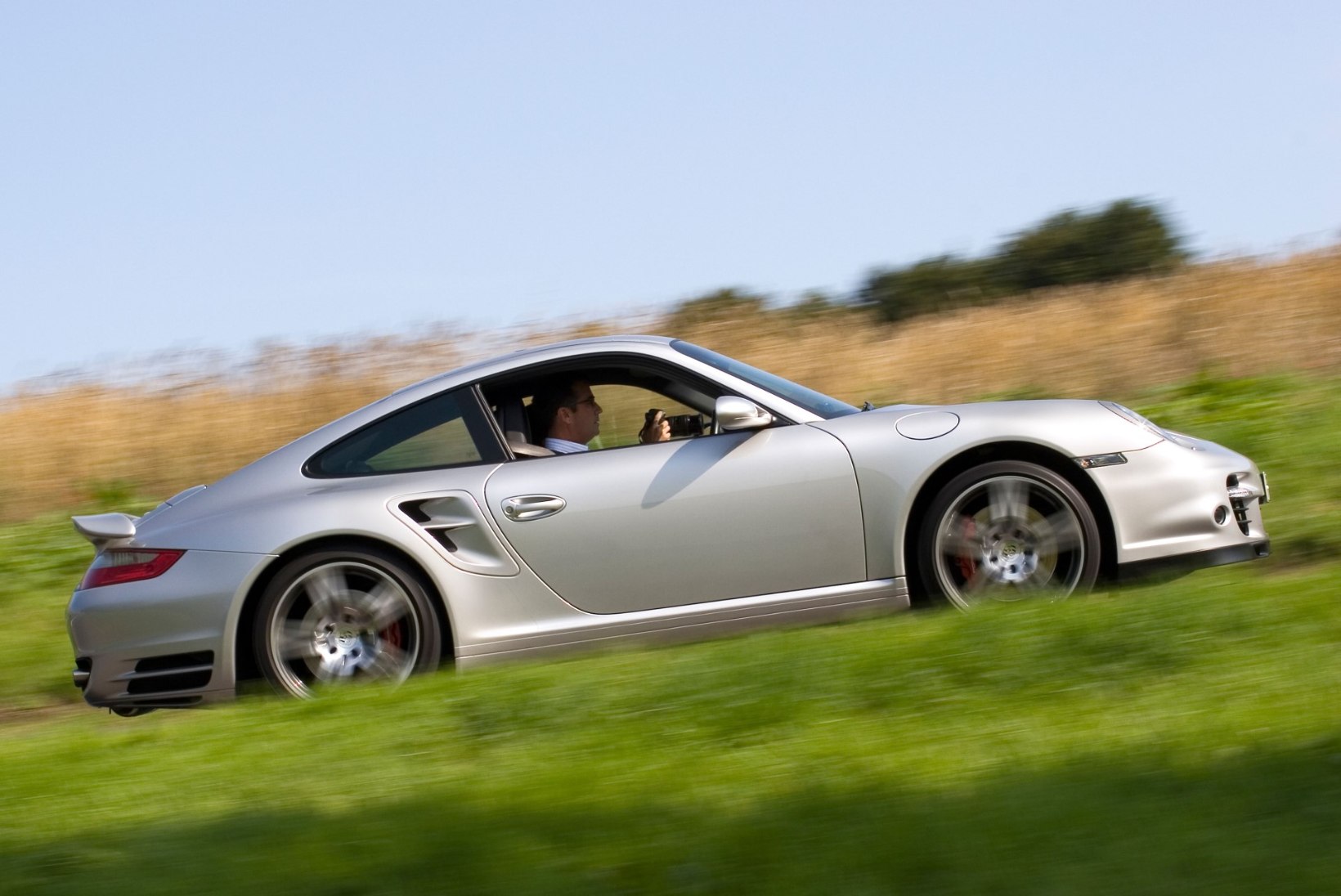 Autoajalugu pooleteise joonistatud minutiga: Porsche 911