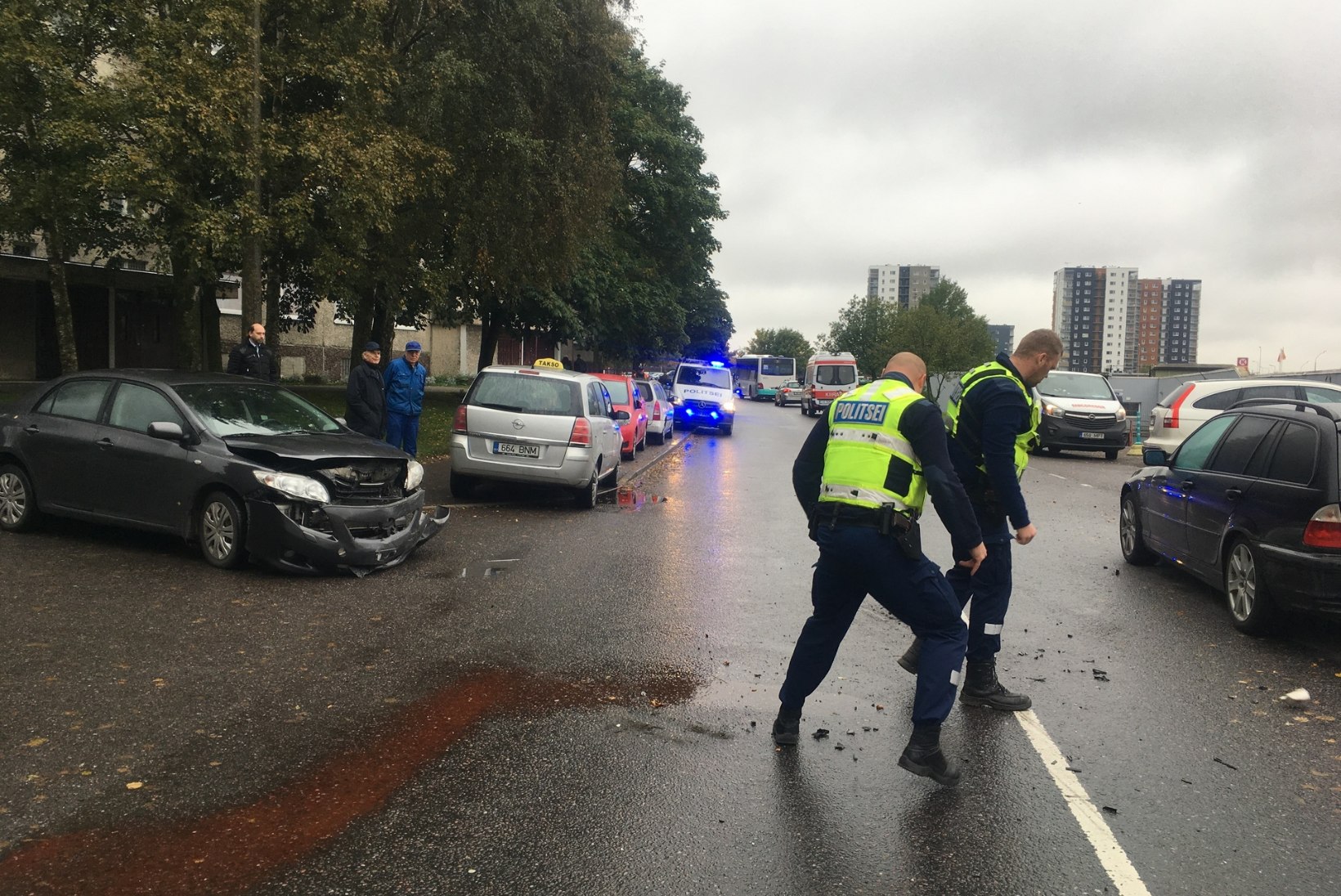 Põhja-Tallinna räppar Kenneth Rüütli sattus avariisse: päris tugev laks oli, auto läheb mahakandmisele
