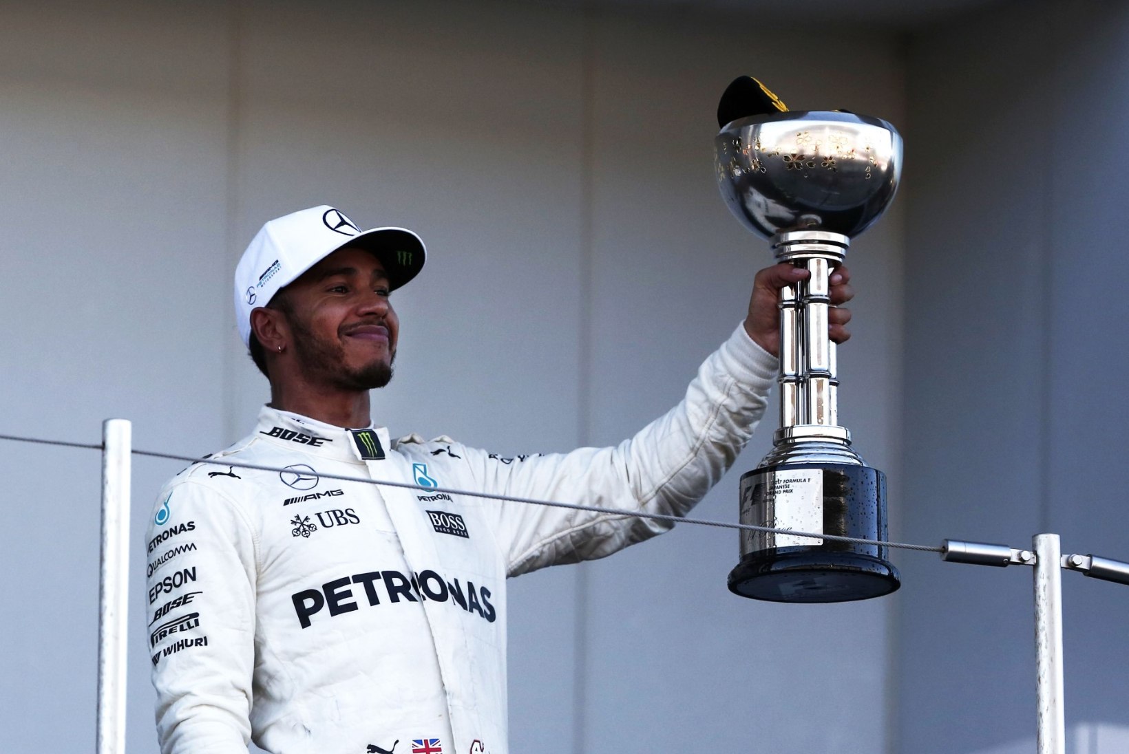 FOTO | Neljandas MM-tiitlis kinni olevale Lewis Hamiltonile andis Jaapanis jõudu tituleeritud fänn