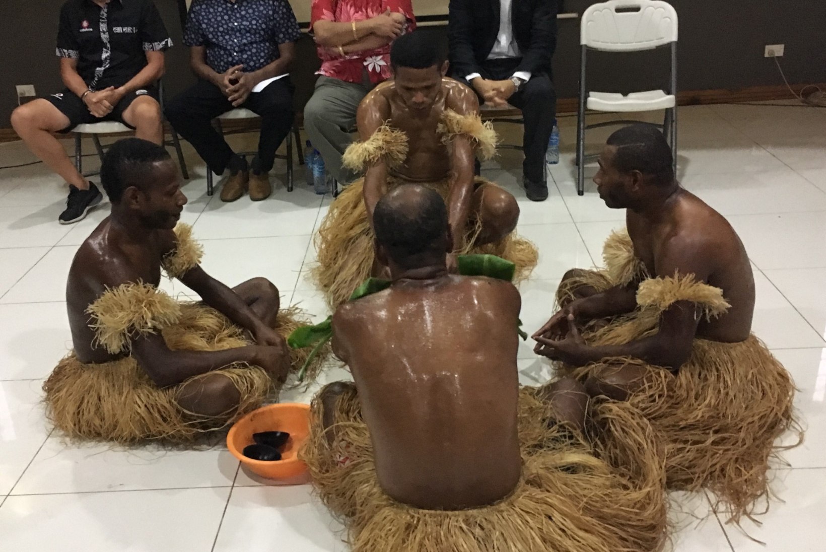 ÕHTULEHT JA UNIBET OKEAANIAS | Euroopas seda ei juhtuks! Vutikoondisele pakuti Fidžil joovastavat piprajooki, inimsööjate tantsu ning Taukari hitti