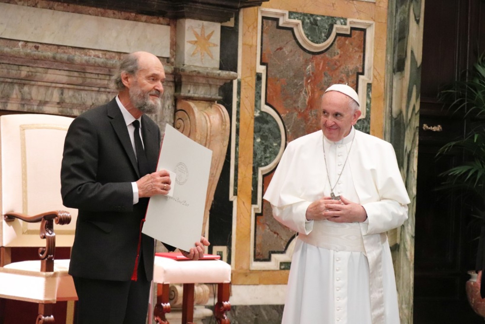 FOTOUUDIS | Paavst Franciscus andis Arvo Pärdile maineka autasu