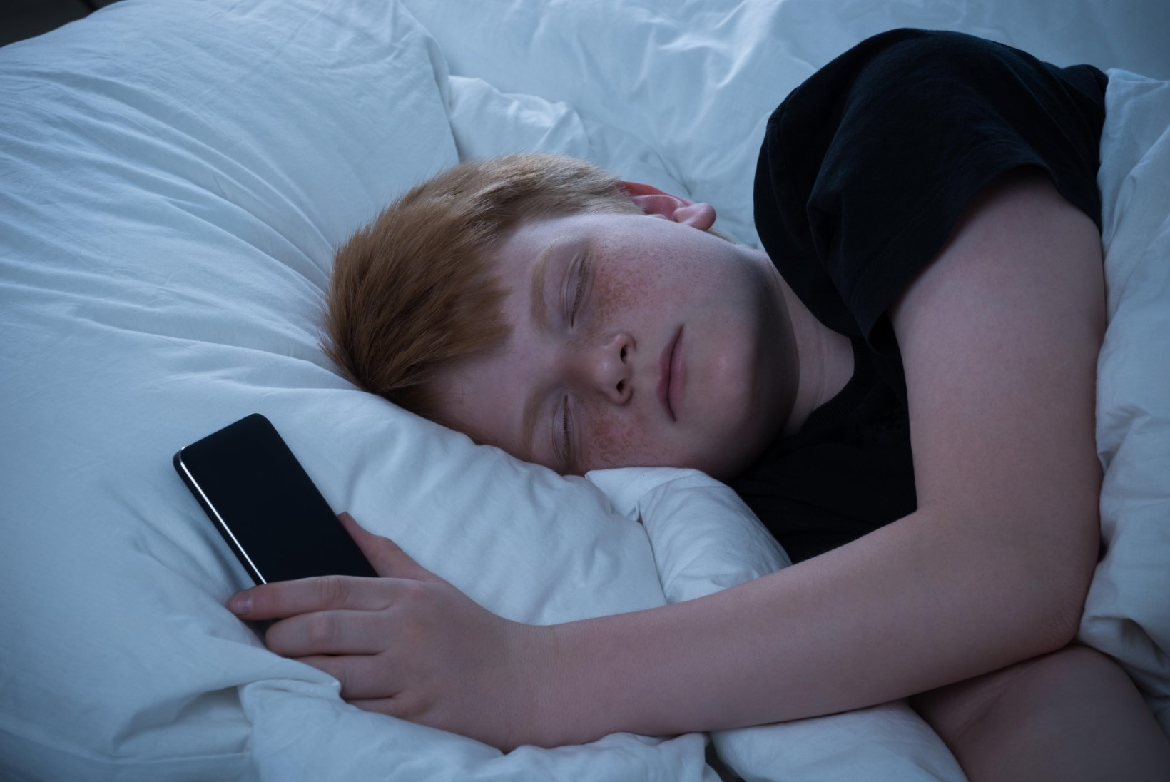 UURING: pooled noored haaravad pärast ärkamist kohe telefoni