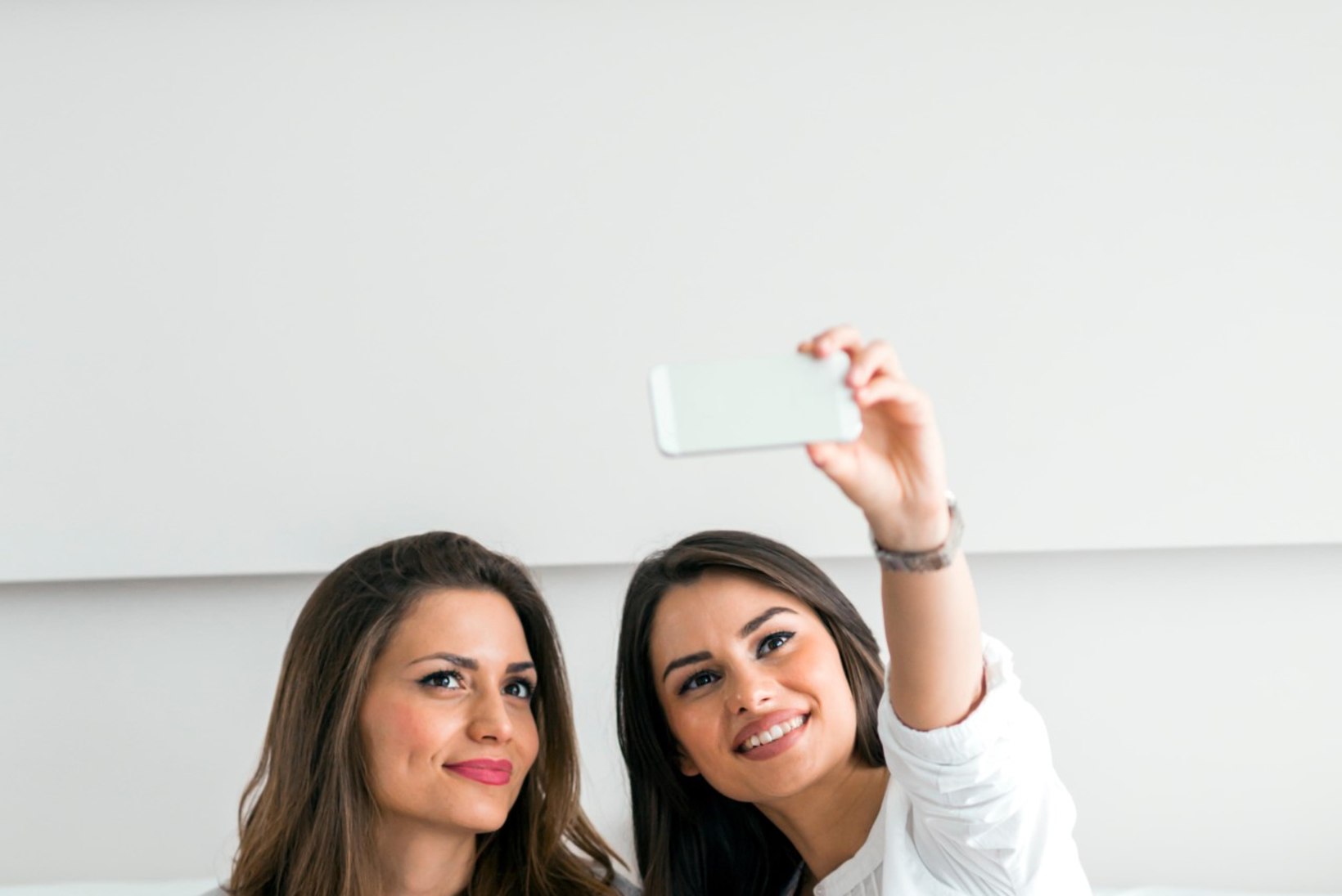 MUSTA PESU VASTU: seksika selfie esimene reegel - korista tuba ära!