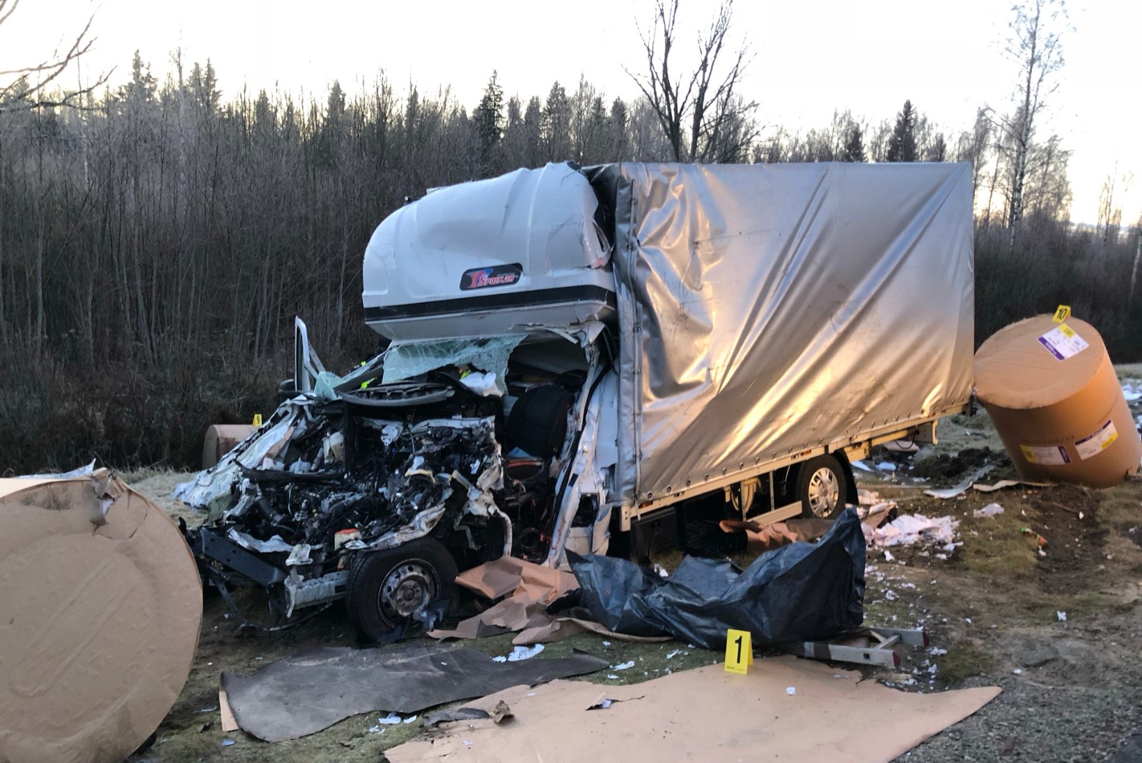 GALERII | Pärnumaal hukkus avariis poolakast kaubikujuht