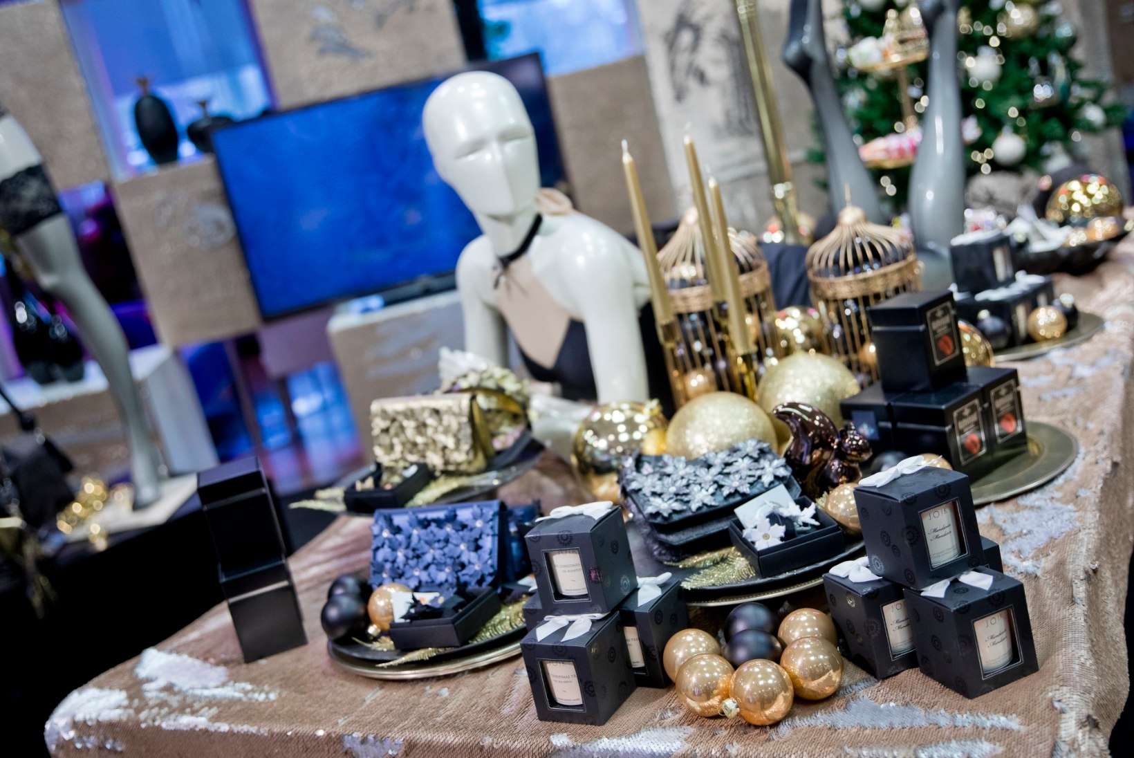 GALERII | Kaubamaja esitles tänavusi jõulutrende ja avas personaliseeritud kingituste pop-up-poed