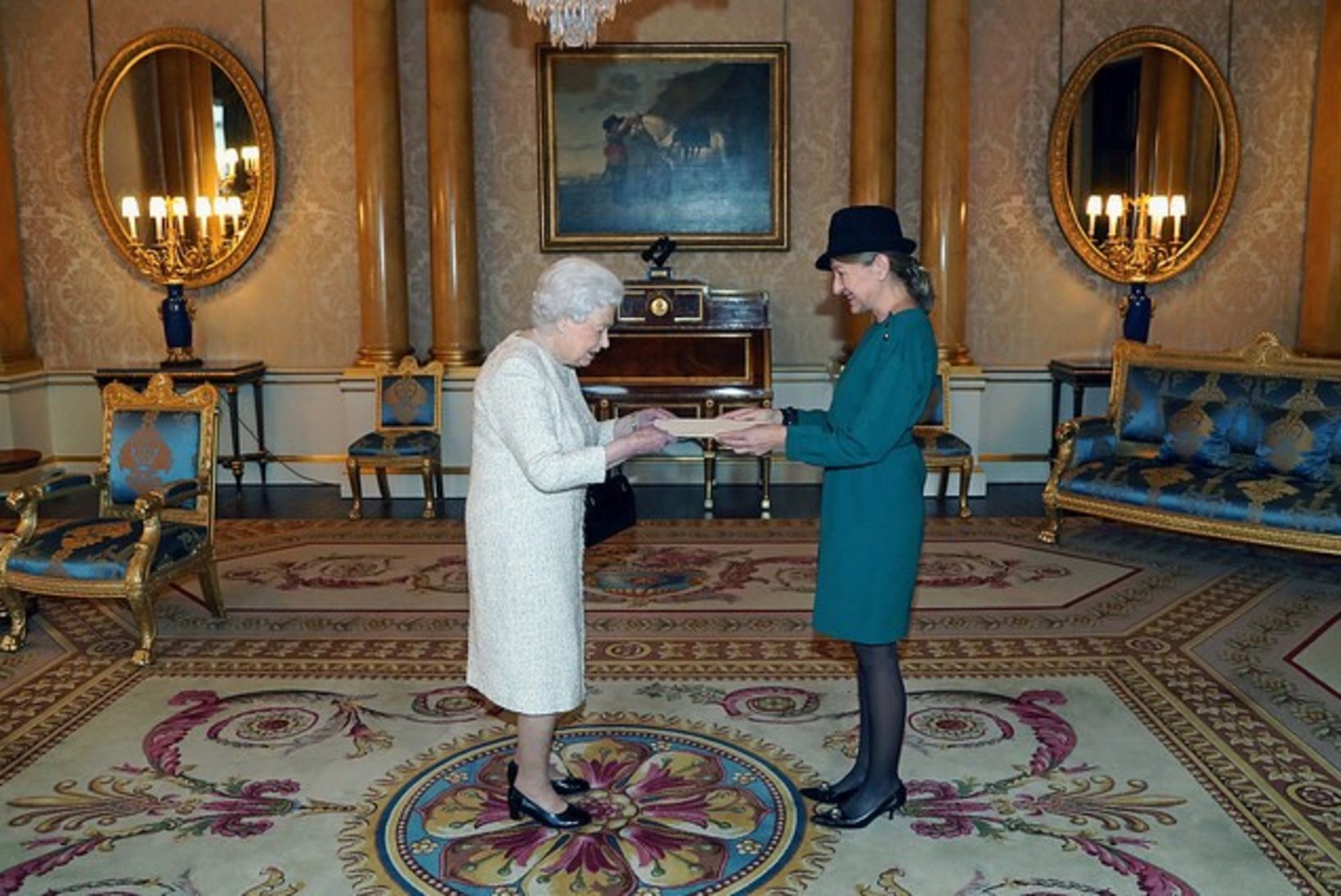 GLAMUURIGALERII | Kuninganna Elizabeth II sai Eesti suursaadiku volikirja ja õnnitluse