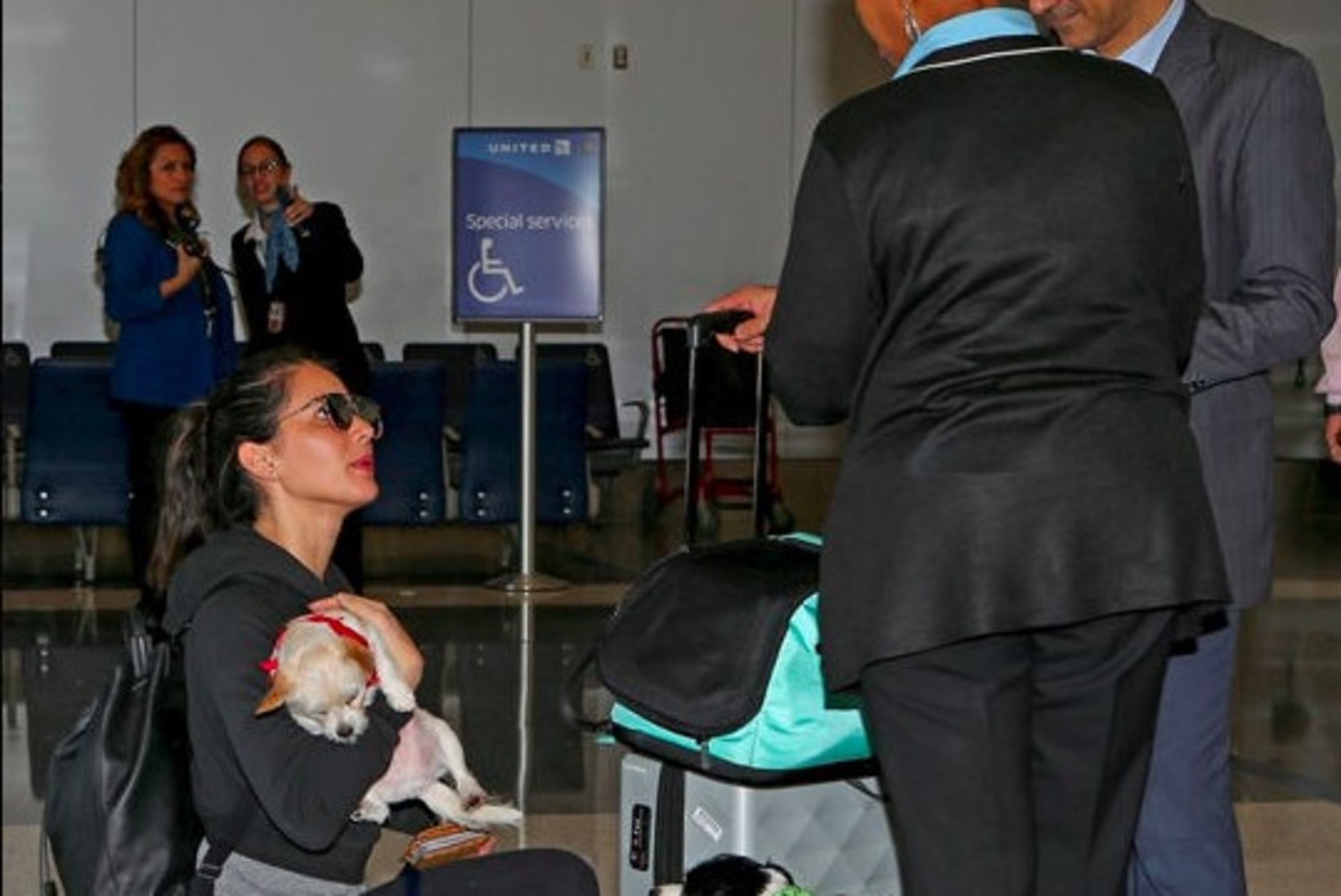Olivia Munni koer urineeris lennujaama töötaja peale