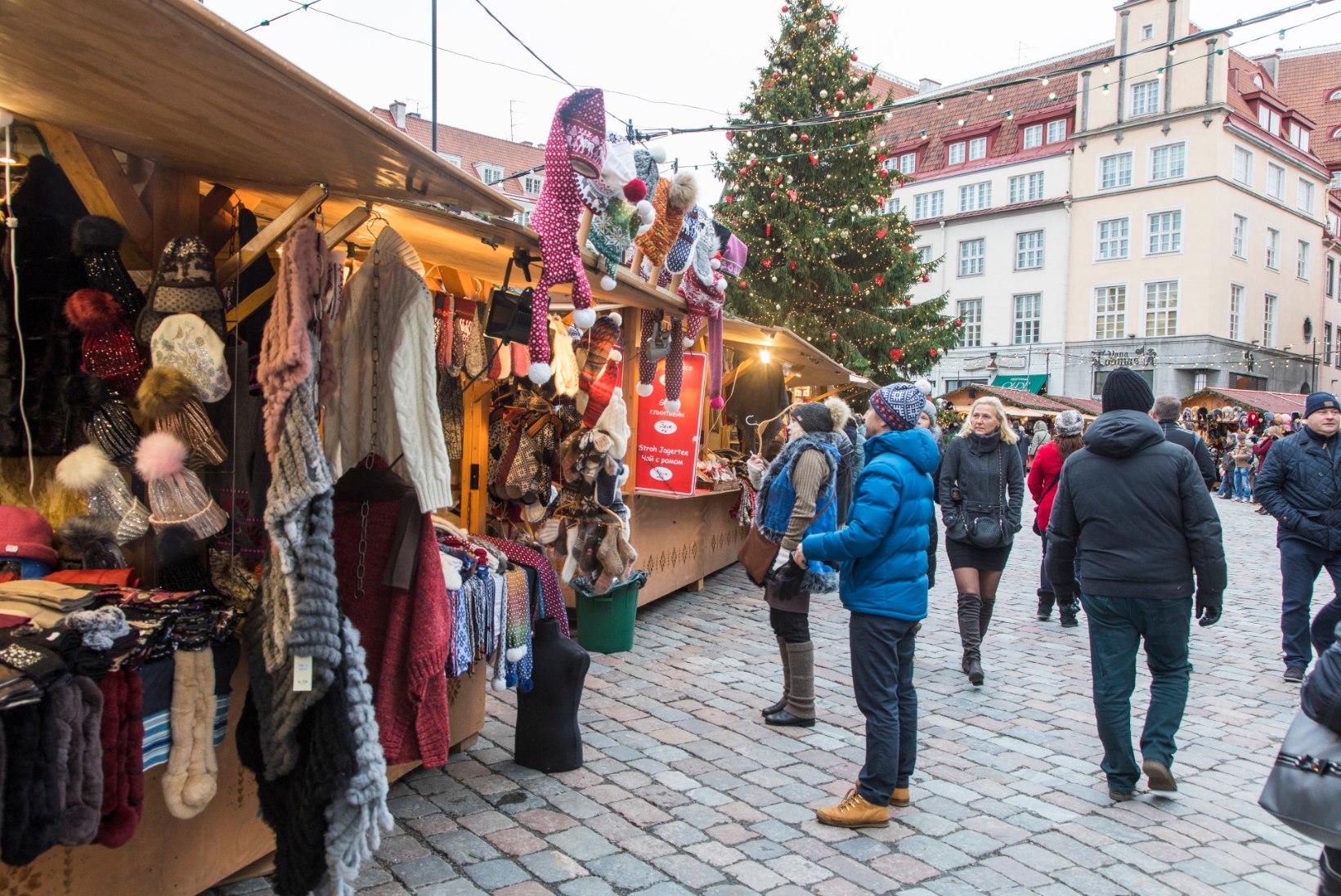 Jõuluturult saab osta nii Leedu juustukera kui ka Pärnu raudnagi