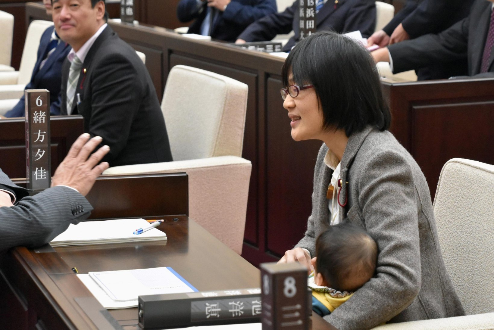 Jaapani poliitiku beebit käsitleti istungil kui kõrvalist isikut, mistõttu tuli lapsel lahkuda