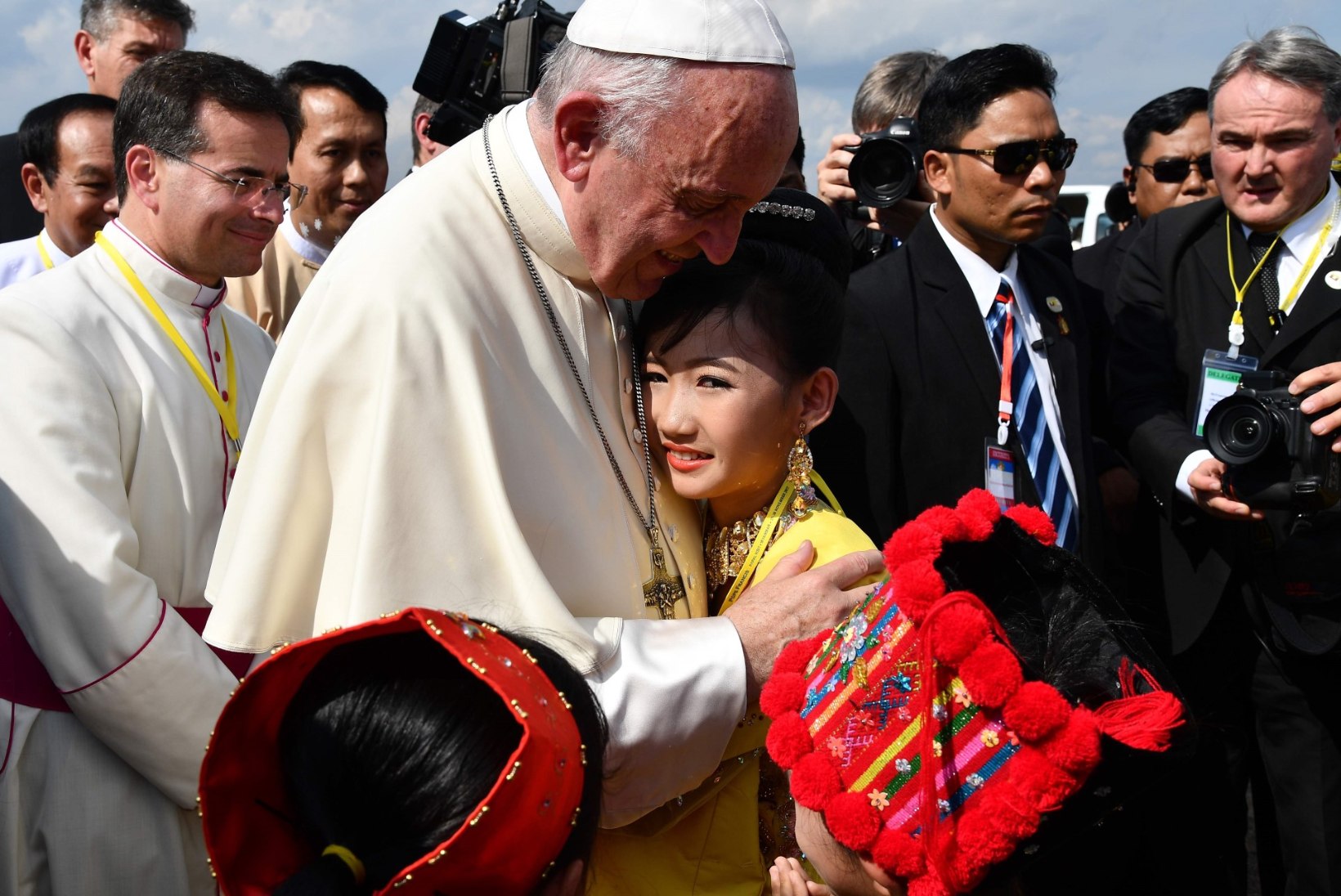 FOTOD | Paavst Franciscus jõudis Myanmari. Ees ootab keeruline visiit