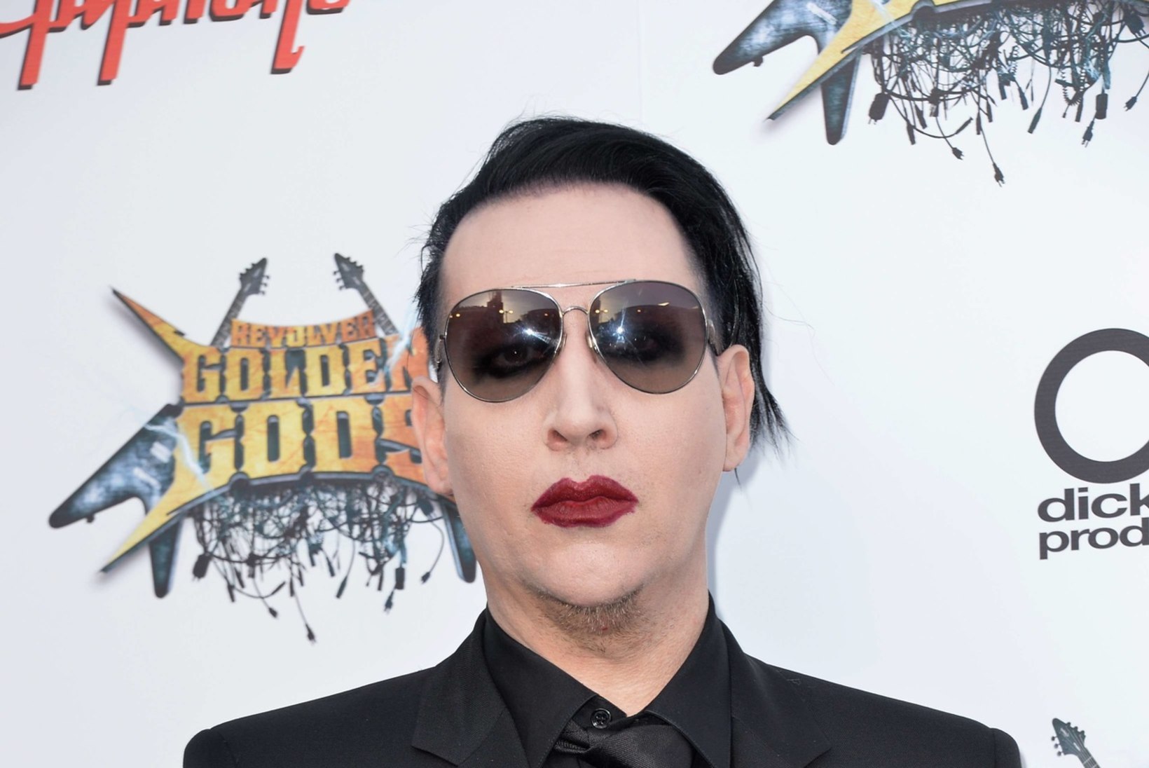 Septembris dekoratsiooni alla jäänud Marilyn Manson liigub rulaatori najal
