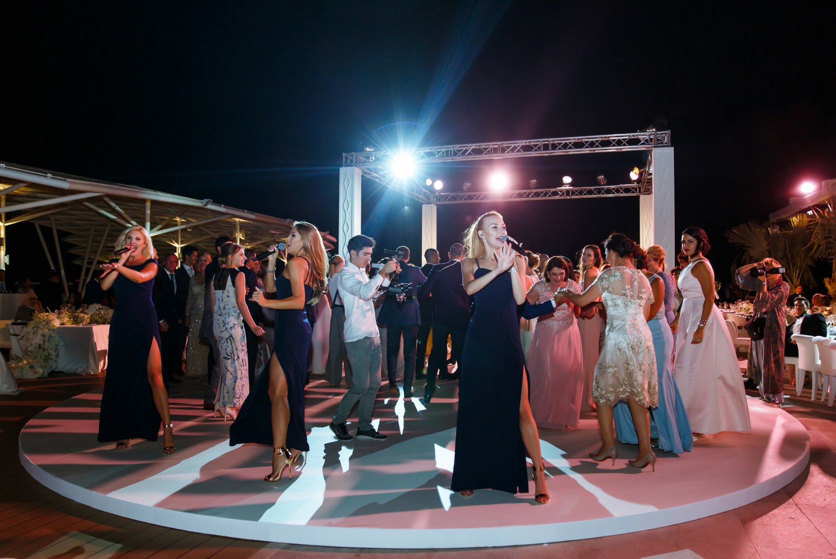 VIDEO JA FOTOD | La La Ladies astus üles Dubais toimunud pulmas: pruutpaari ainus soov oli, et meie pulmas esineksime!