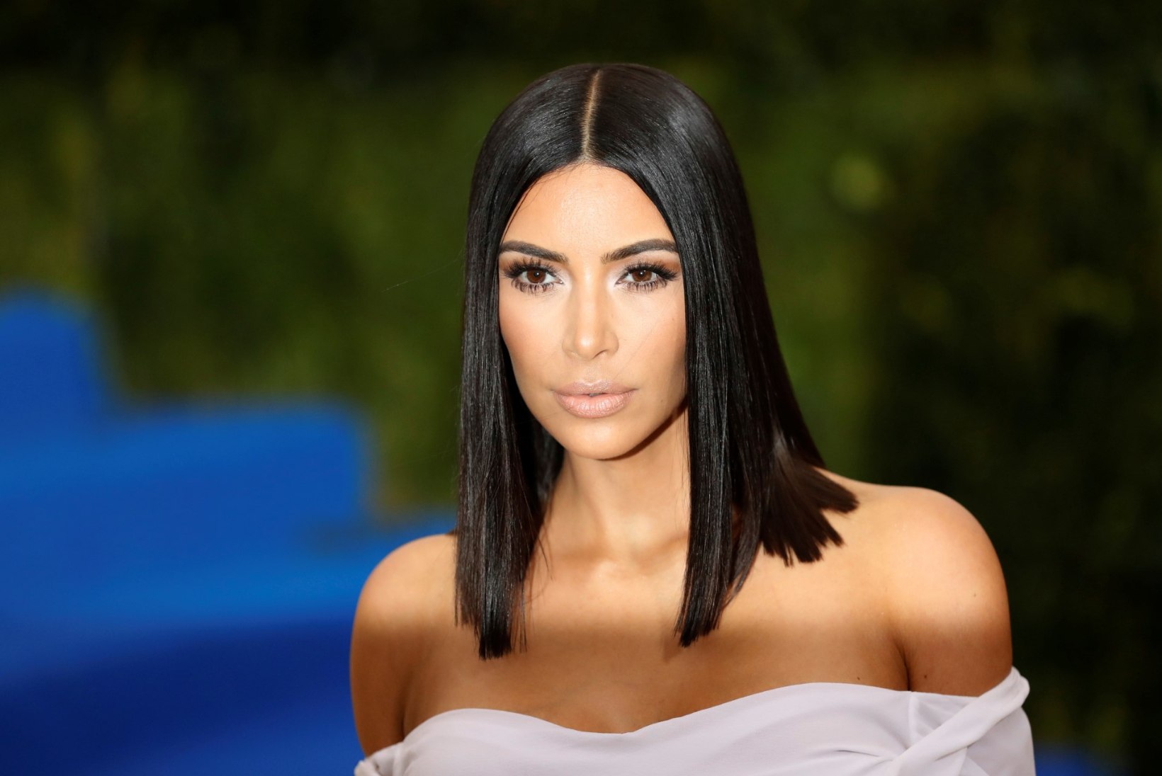 Kim Kardashian reklaamib oma uut meigisarja ihualasti!