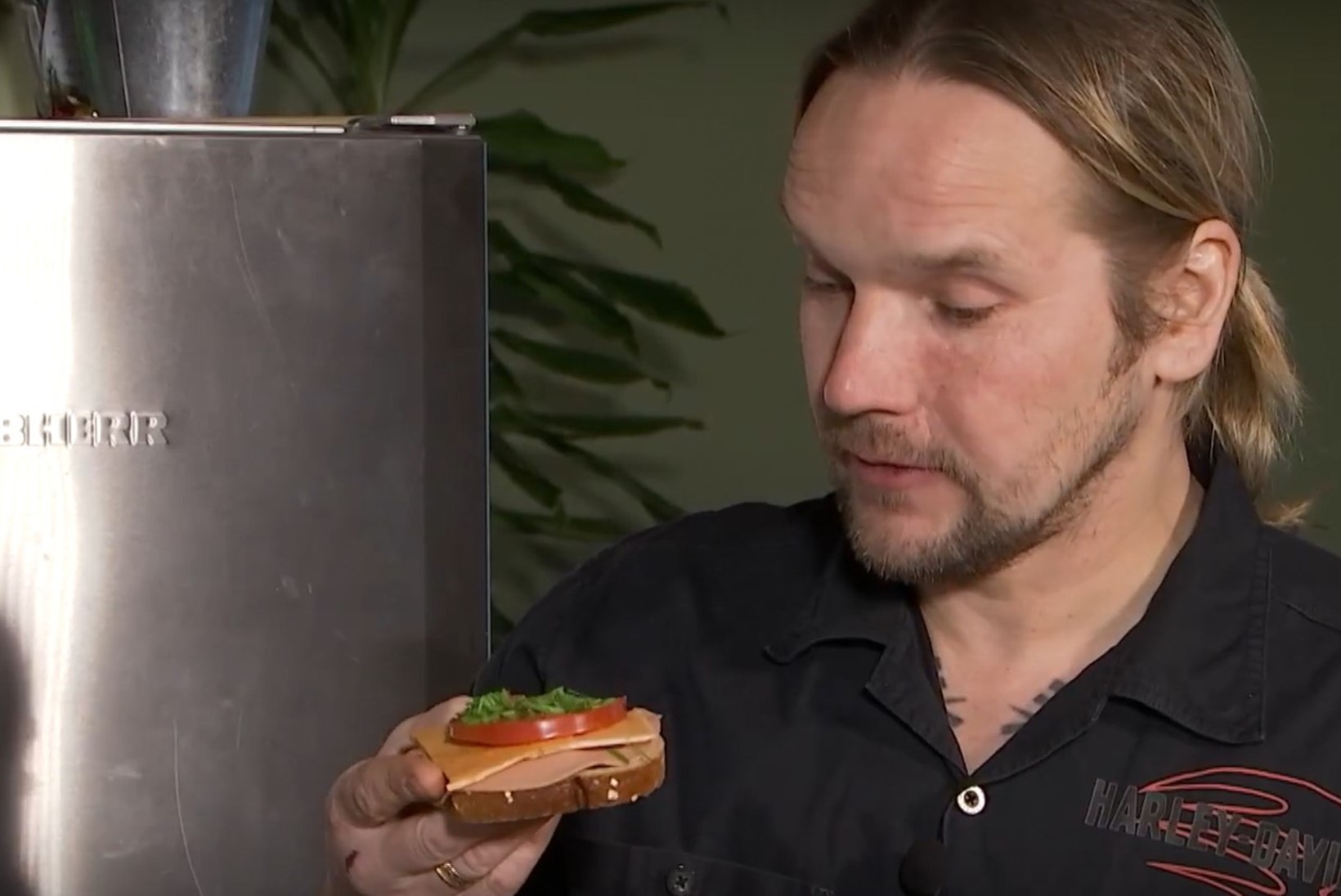 VIDEO | Vaata, kuidas Jaagup Kreem proovib esimest korda veganivõileibu!