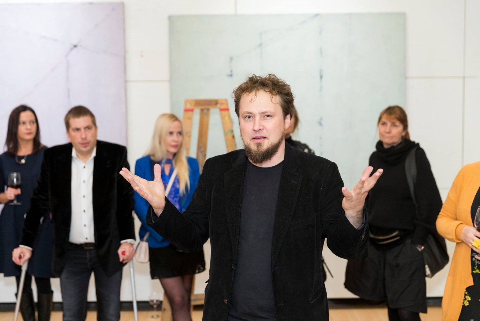 PILDID | Mart Kolditsa näitemäng „Kunst“ esietendus vaid valitutele galeriis Tallinn Art Space