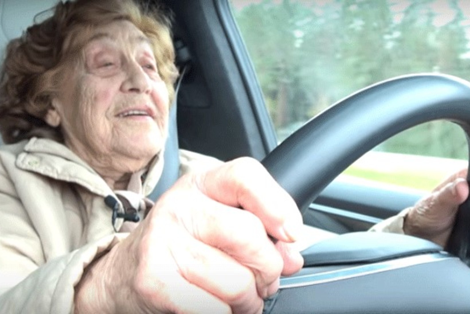 VIDEO | Seni vaid nõukogude autodega sõitnud 92aastane proua proovib Teslat