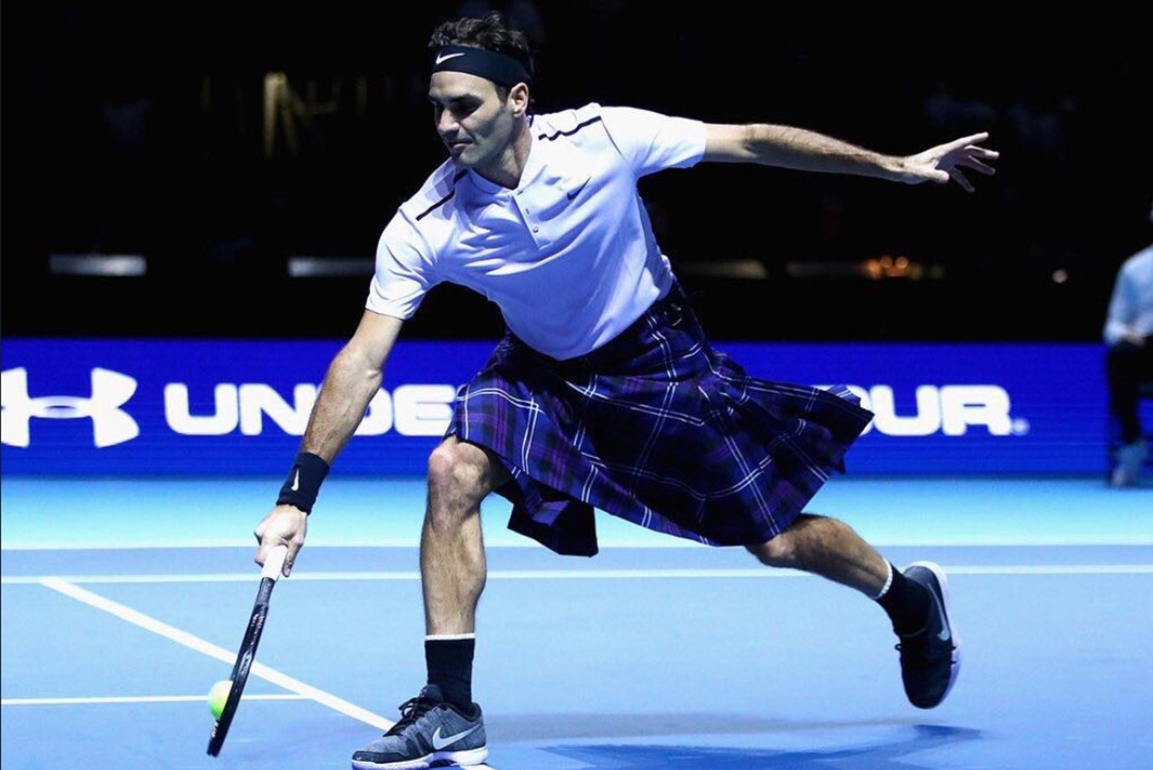 HUMOORIKAS VIDEO | Roger Federer heitis püksid jalast ning tuli väljakule seelikus