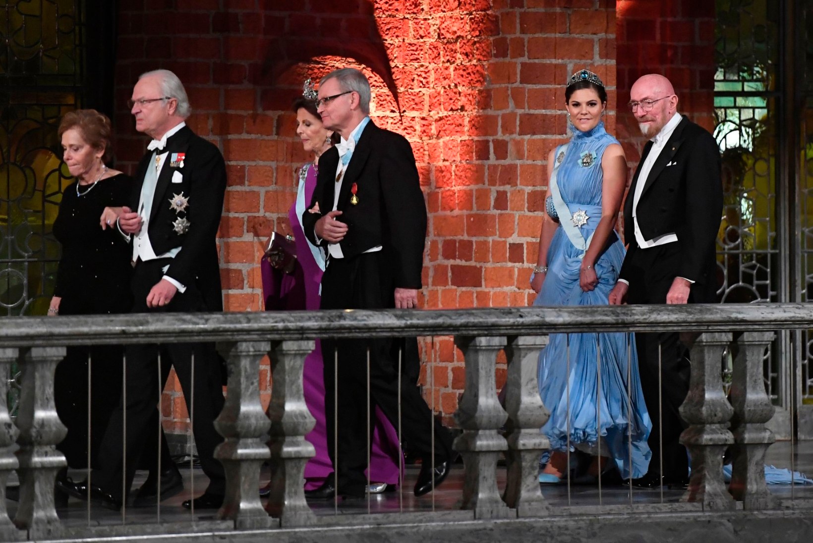 Kroonprintsess Victoria säras Nobeli galal kuninglikus kleidis