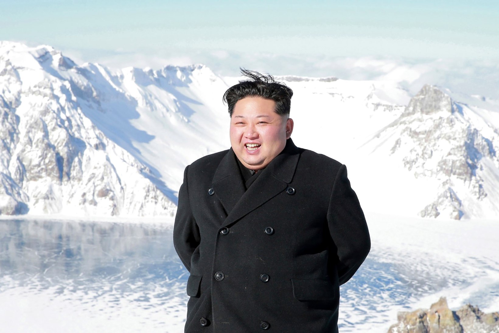 DIKTAATORI VÄGITEGU: Kim Jong-un väidab, et vallutas lumise mäetipu lakk-kingades