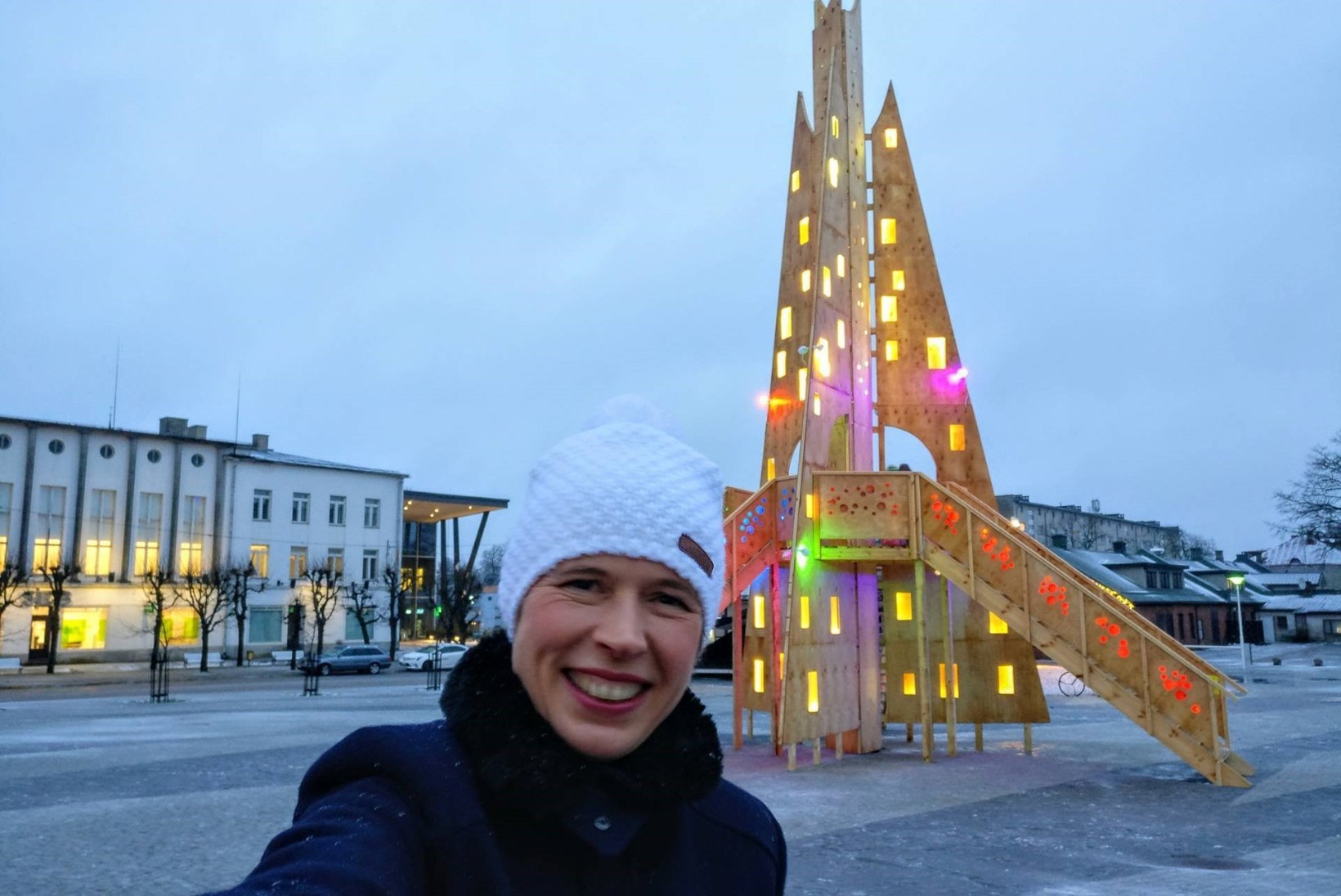 FOTOUUDIS | President Kaljulaid klõpsas Rakvere erilise jõulupuuga selfi