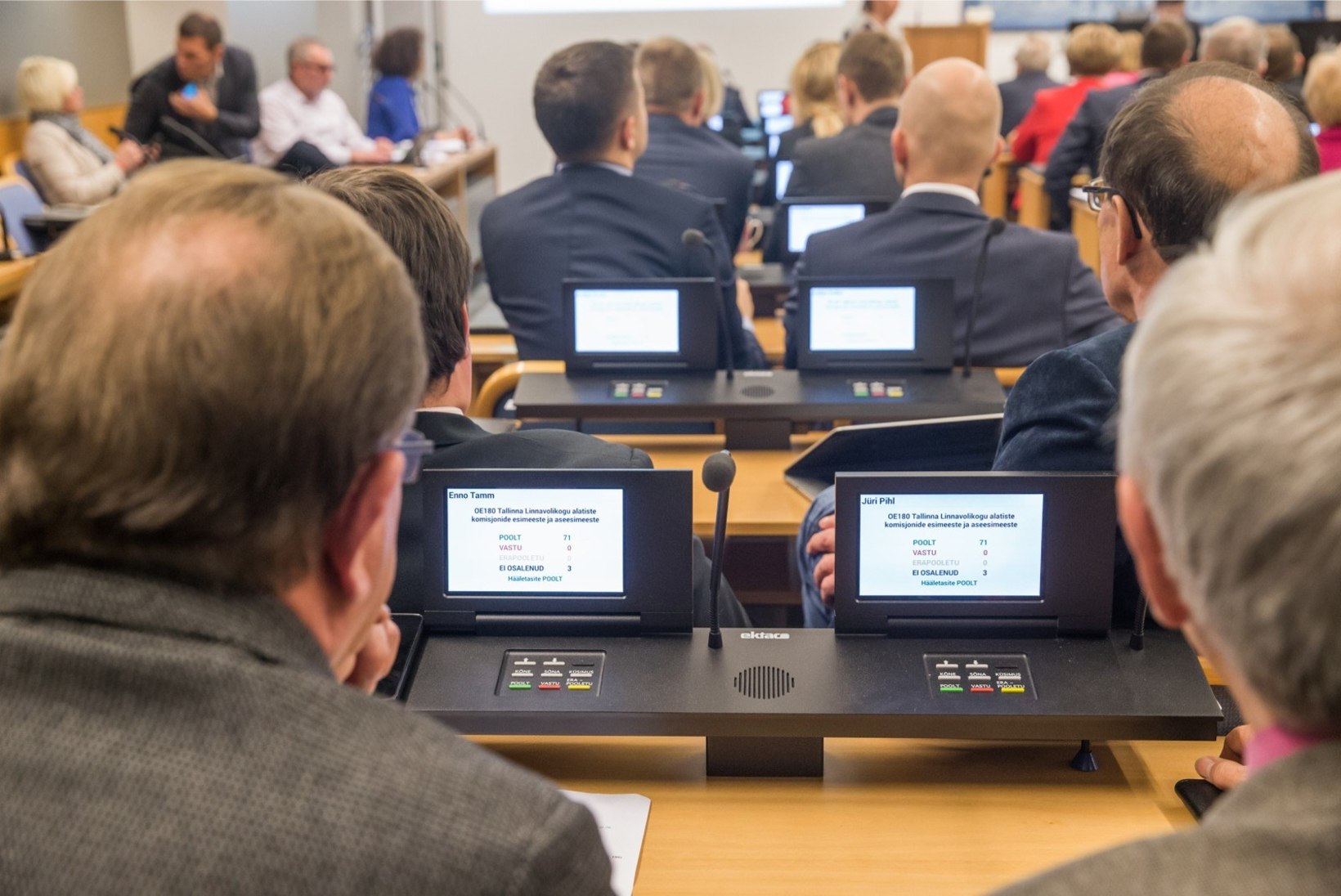 VIDEO | Riigikogu liikmed tunnistavad "kahel toolil istumise" keerukust