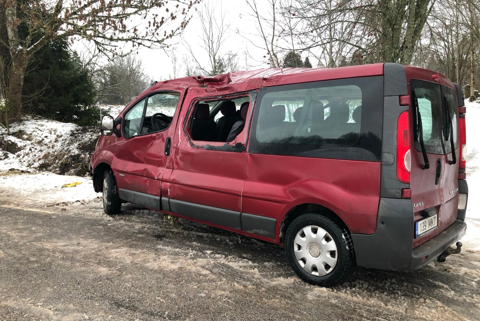 GALERII | Kraavi paiskunud autos sai kannatada kolm inimest 
