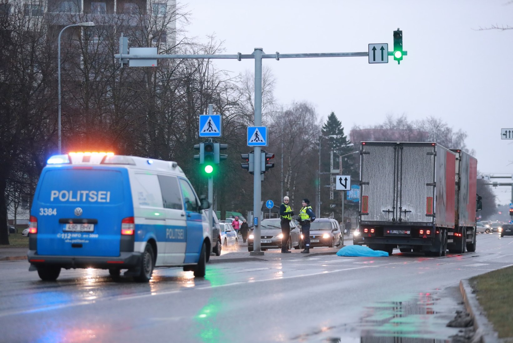FOTOD SÜNDMUSKOHALT | Tallinnas jäi auto alla 15aastane noormees