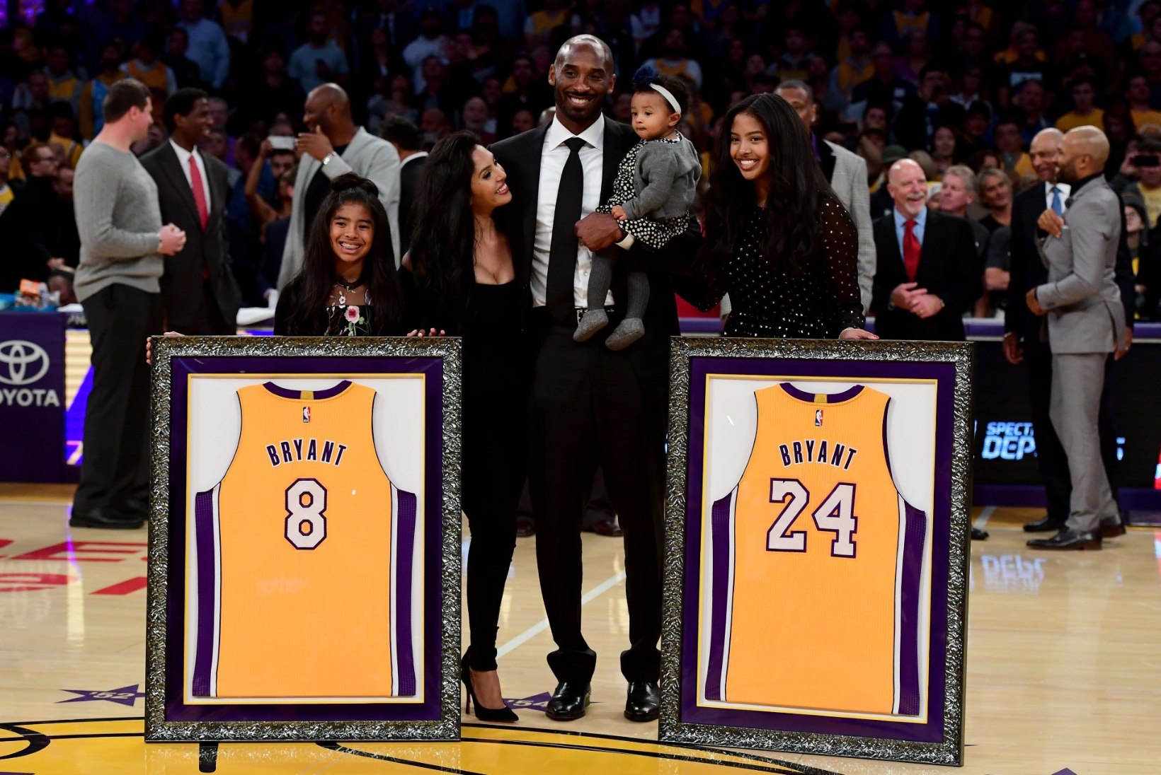 VIDEOD | ÜLEV HETK: elava legendi Kobe Bryanti särgid tõmmati Lakersi kodusaali lakke