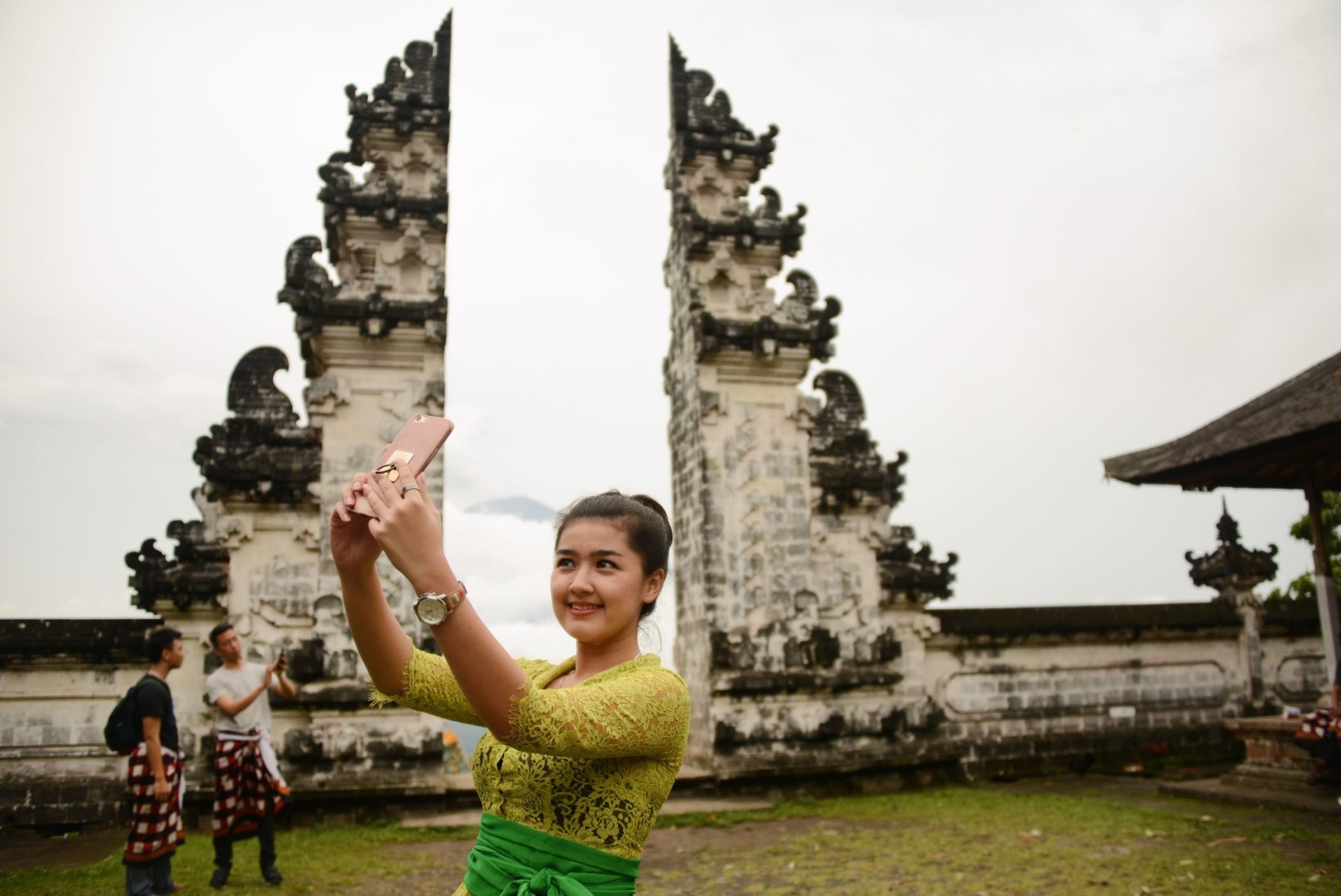 FOTOD | Himurad näitsikud poseerivad Bali purske taustal