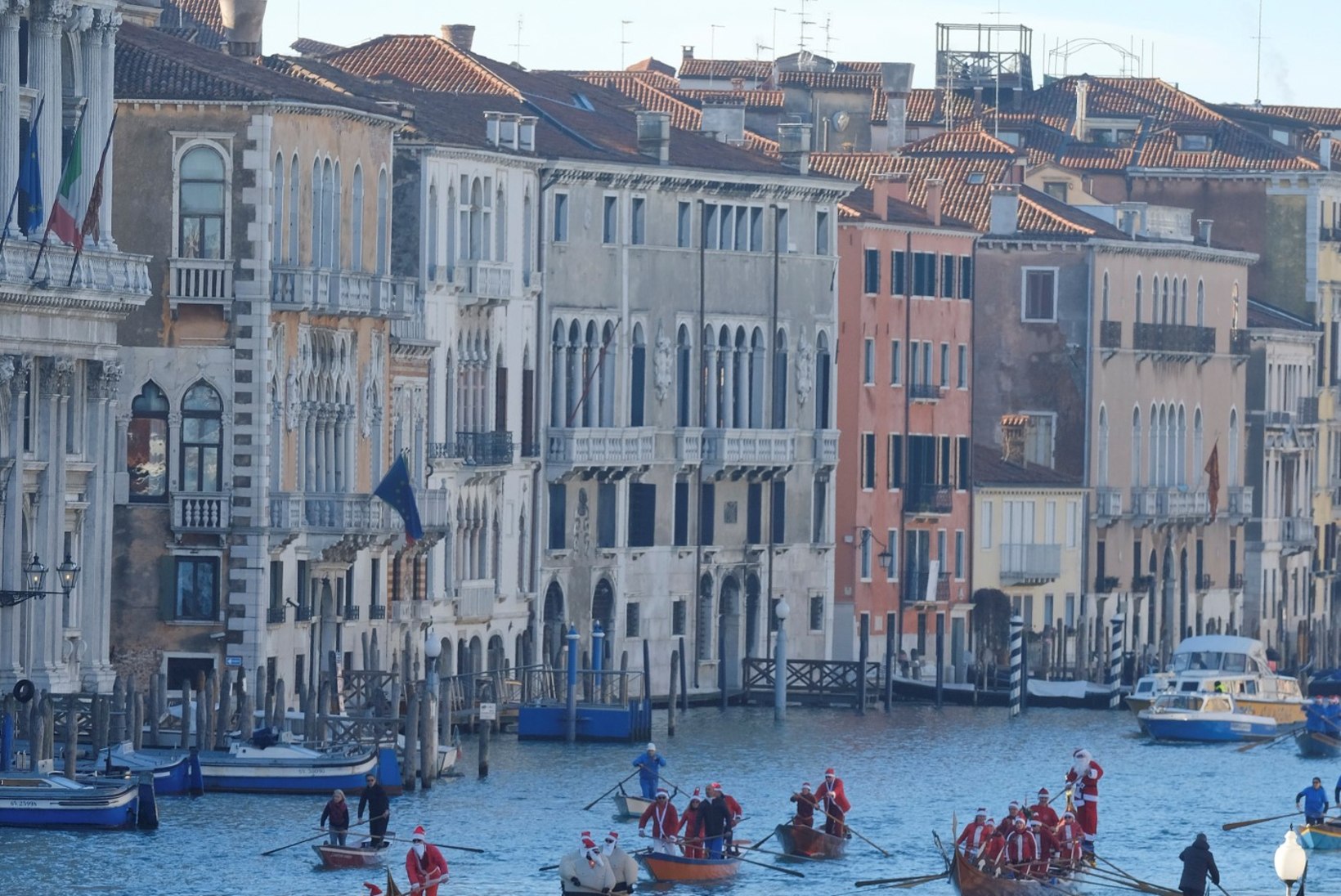 GALERII | Jõuluvanad möllasid Veneetsias!
