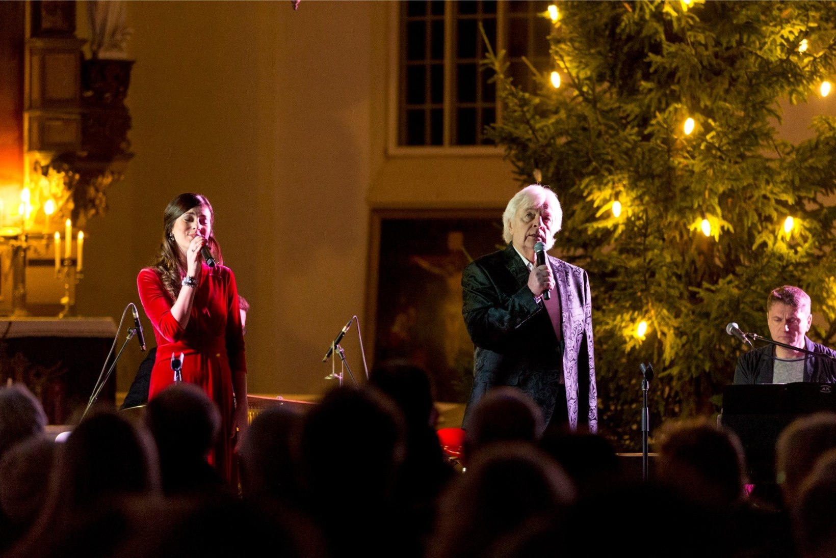 ÕHTULEHE FOTOD | Birgit ja Ivo Linna andsid Hageri kirikus sooja jõulukontserdi