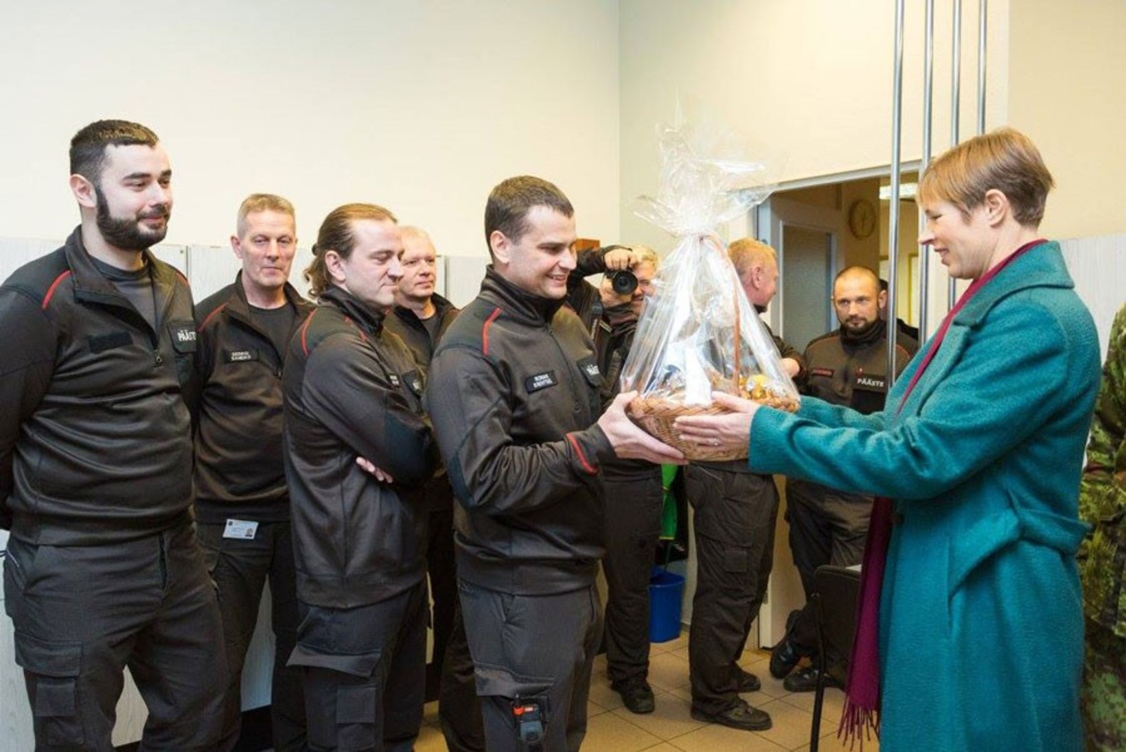 FOTOD | President Kaljulaid käis jõululaupäeval kingitusi jagamas: "Aitäh teile, poisid!"