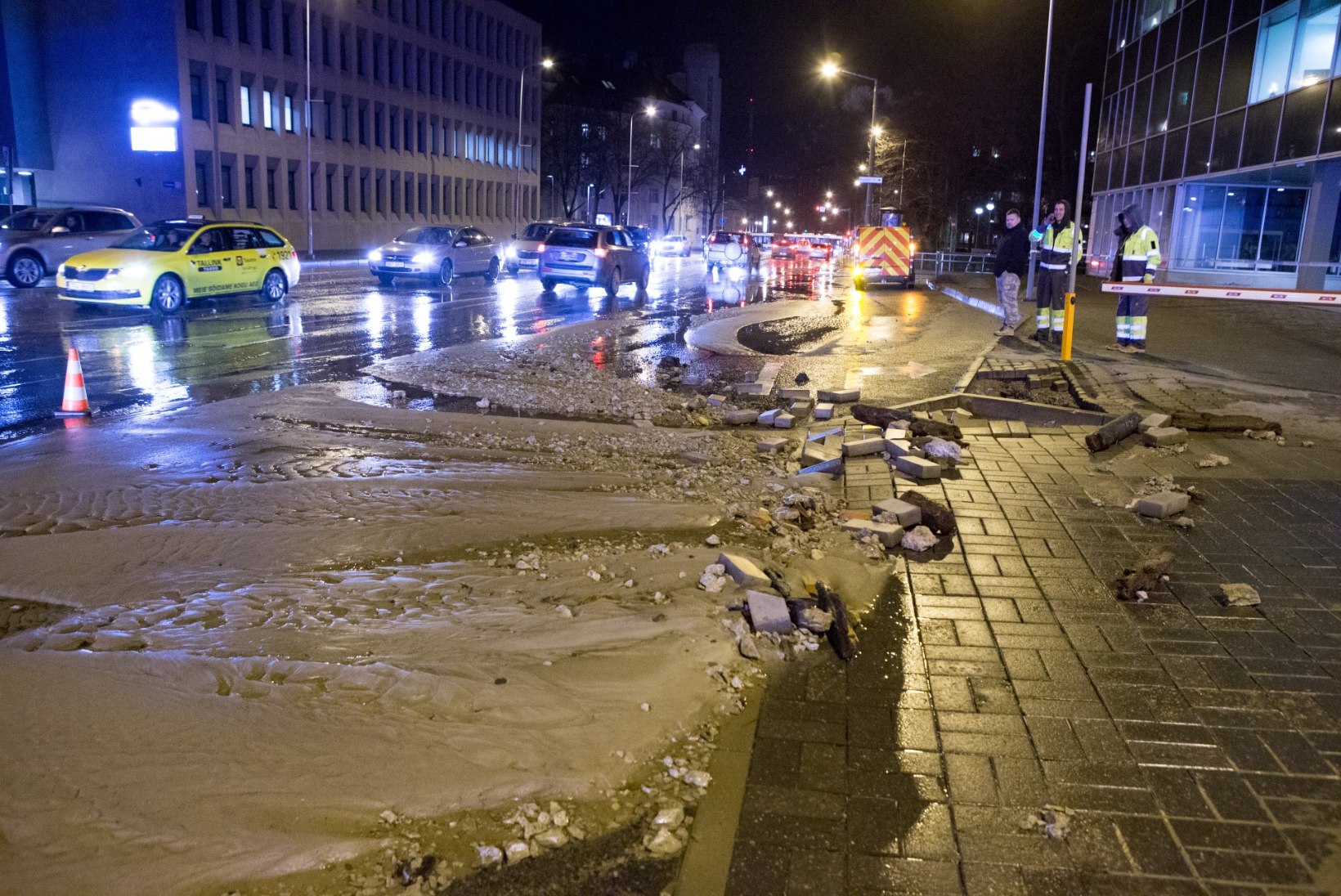 GALERII ja VIDEO | Tallinnas Stockmanni juures oli veeavarii, liiklus korraldatakse ringi 
