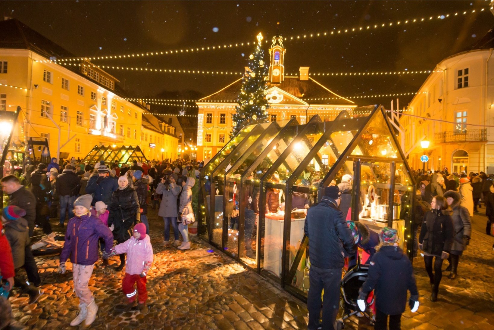 GALERII | Tartu jõulutulede süütamine tõi Raekoja platsi rahvast täis