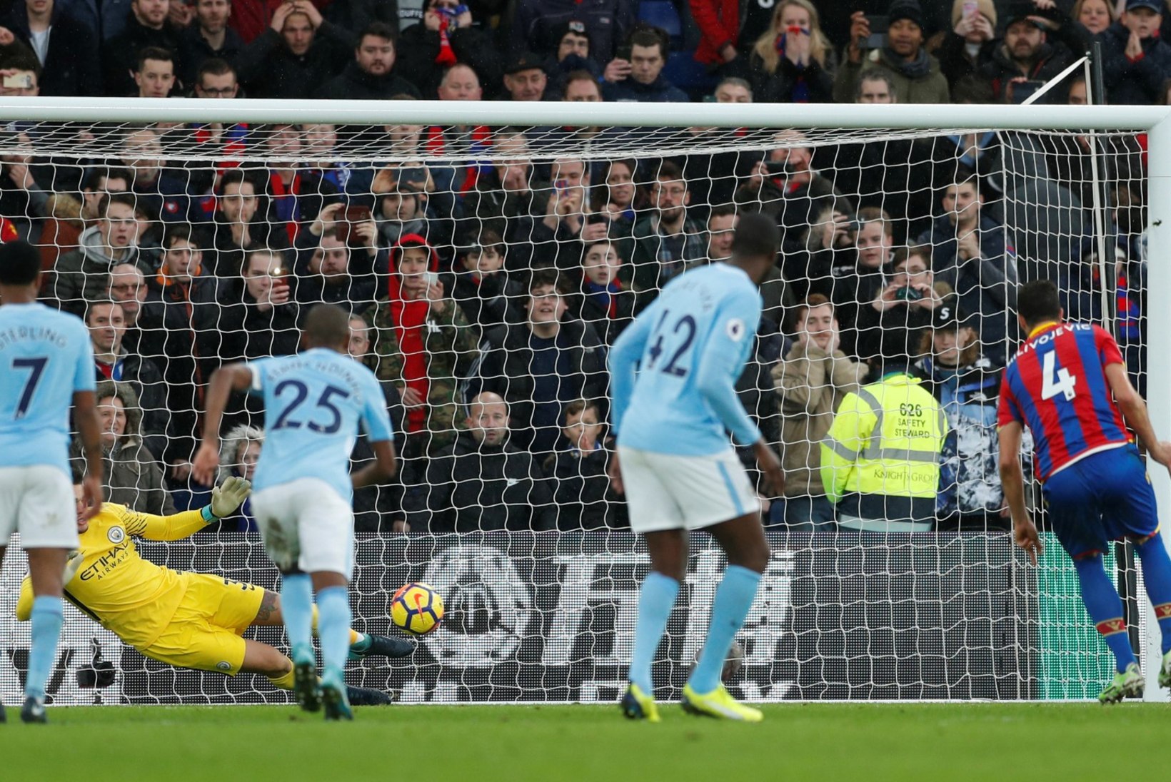 Manchester City pääses imekombel esimesest kaotusest, vigastada saanud Jesus lahkus platsilt pisarates