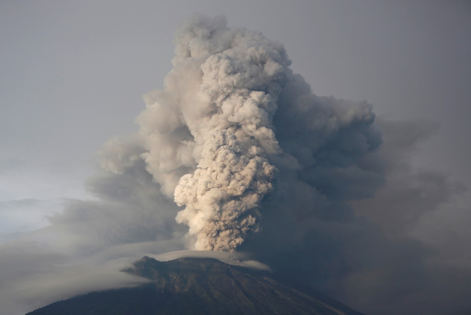 VÕIMAS VIDEO | Bali vulkaan turtsub tuhka ja laavat
