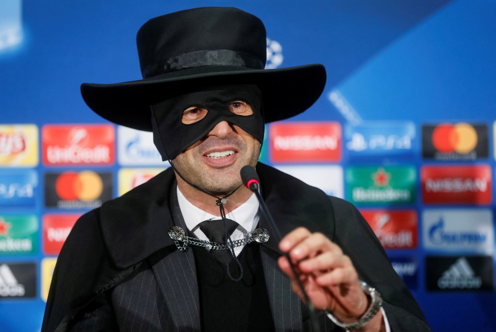 FOTOD | Ajakirjanikud küsitlesid Ukraina klubi peatreeneri asemel Zorrot
