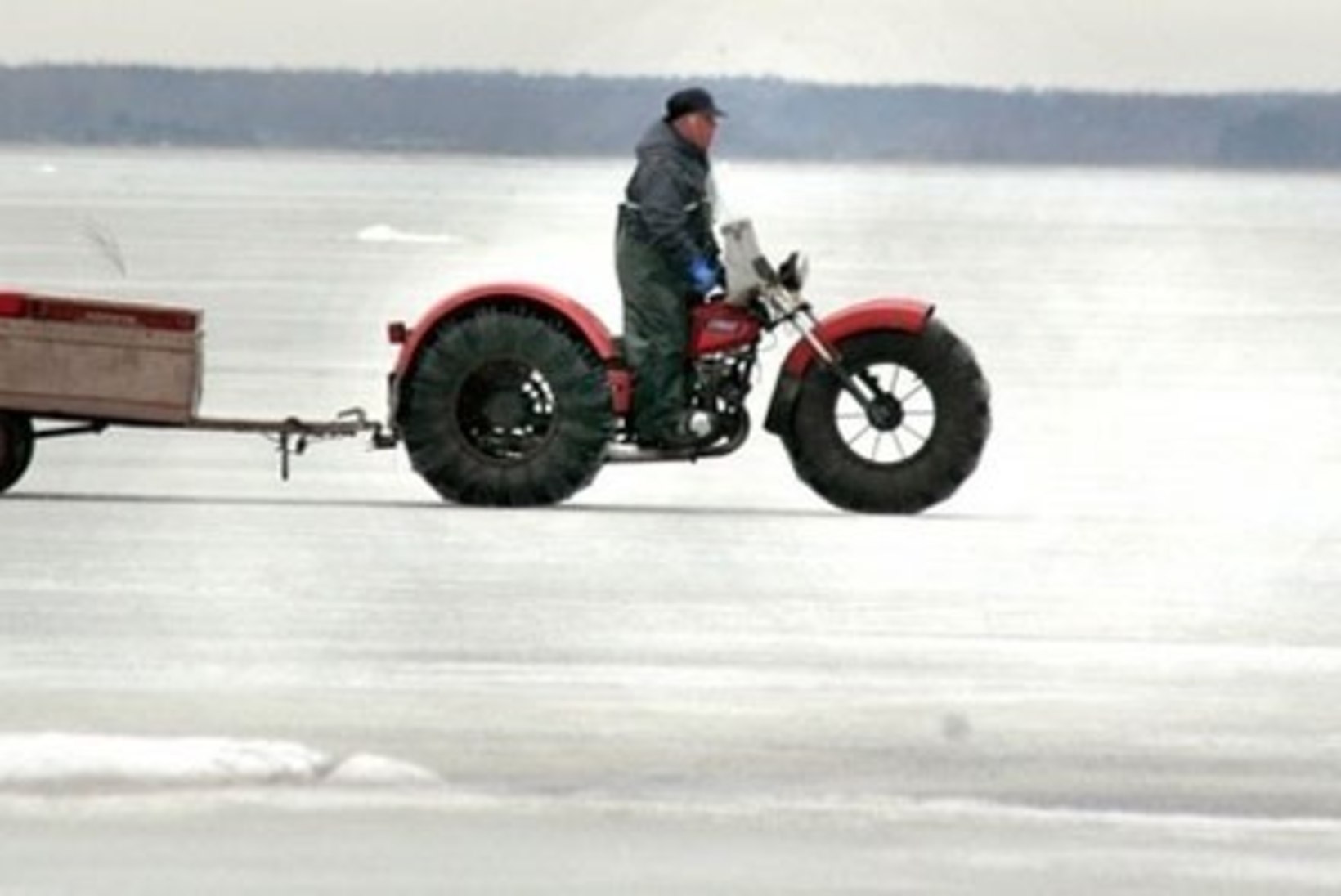 Pärnu lahel vajusid viis Läti kalameest koos mootorrattaga läbi jää
