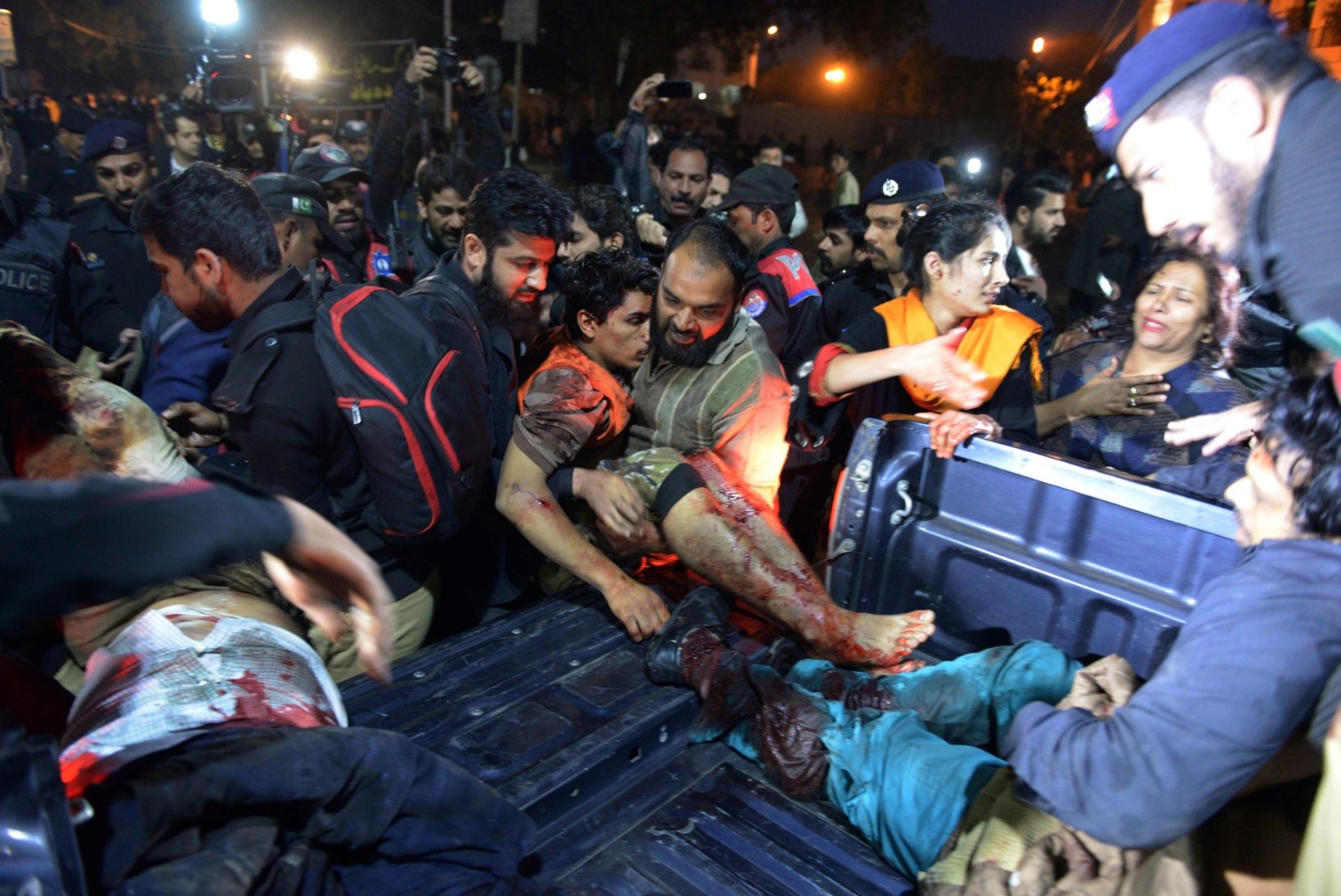 Pakistanis õhkis enesetapupommar end meeleavaldajate hulgas