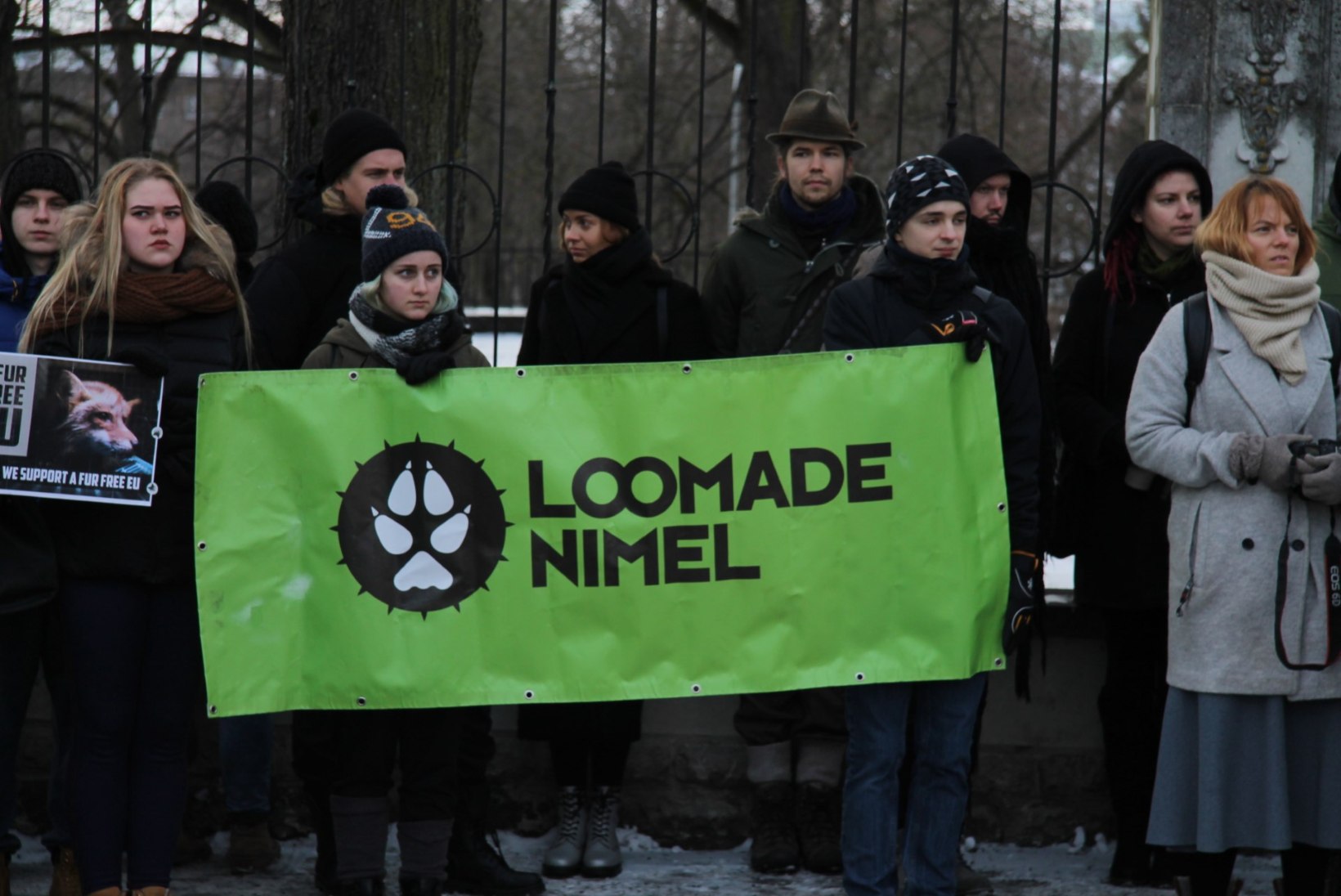 GALERII | Tänahommikusel karusloomafarmide vastasel meeleavaldusel osales üle 100 inimese