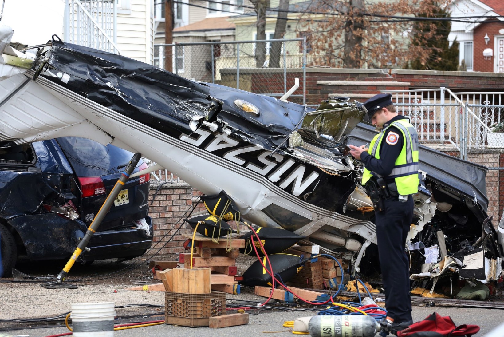 FOTOD | ÕNNELIK ÕNNETUS! Keset linna lennukiga alla kukkunud piloot jäi imekombel ellu