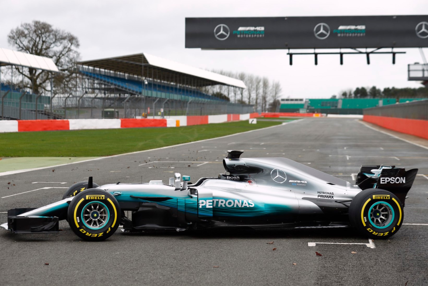 FOTOD | Mercedes ajas uue vormeli garaažist välja!