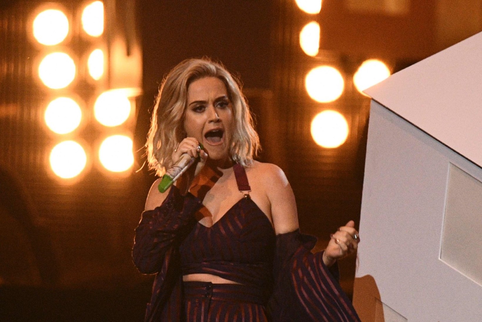 VIDEO | Katy Perry taustatantsija prantsatas lavalt maha