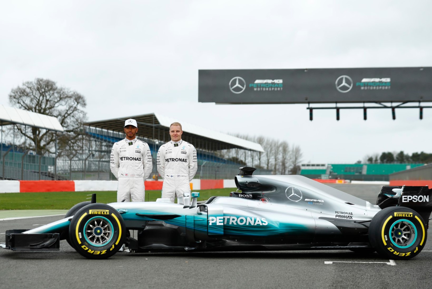 FOTOD | Mercedes ajas uue vormeli garaažist välja!