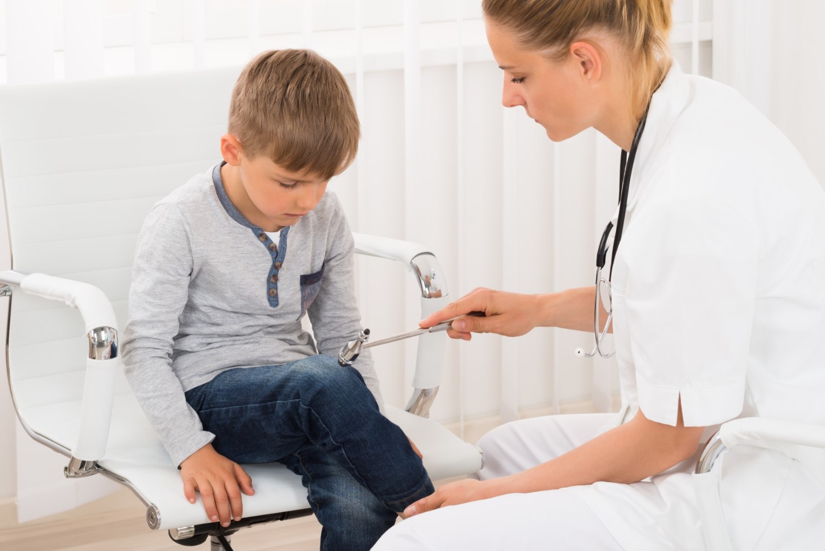 Arstid mures: pikenev seljalõikuste järjekord võib viia laste invaliidistumiseni