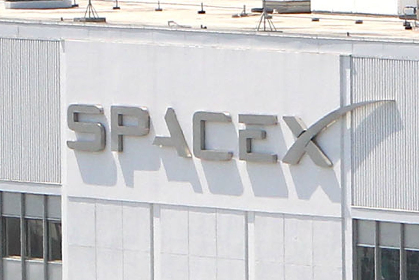 Kaks kosmoseturisti lendavad SpaceX-iga Kuud uudistama juba tuleval aastal